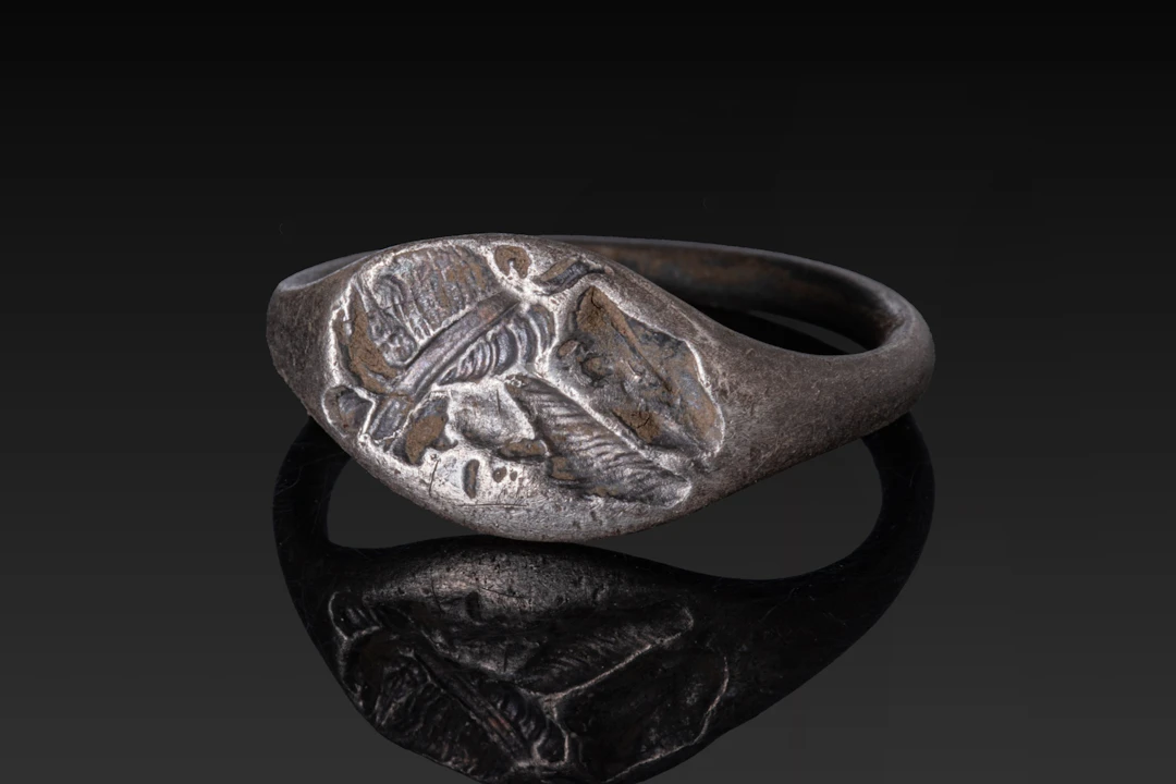 GREEK SILVER RING WITH A RULER