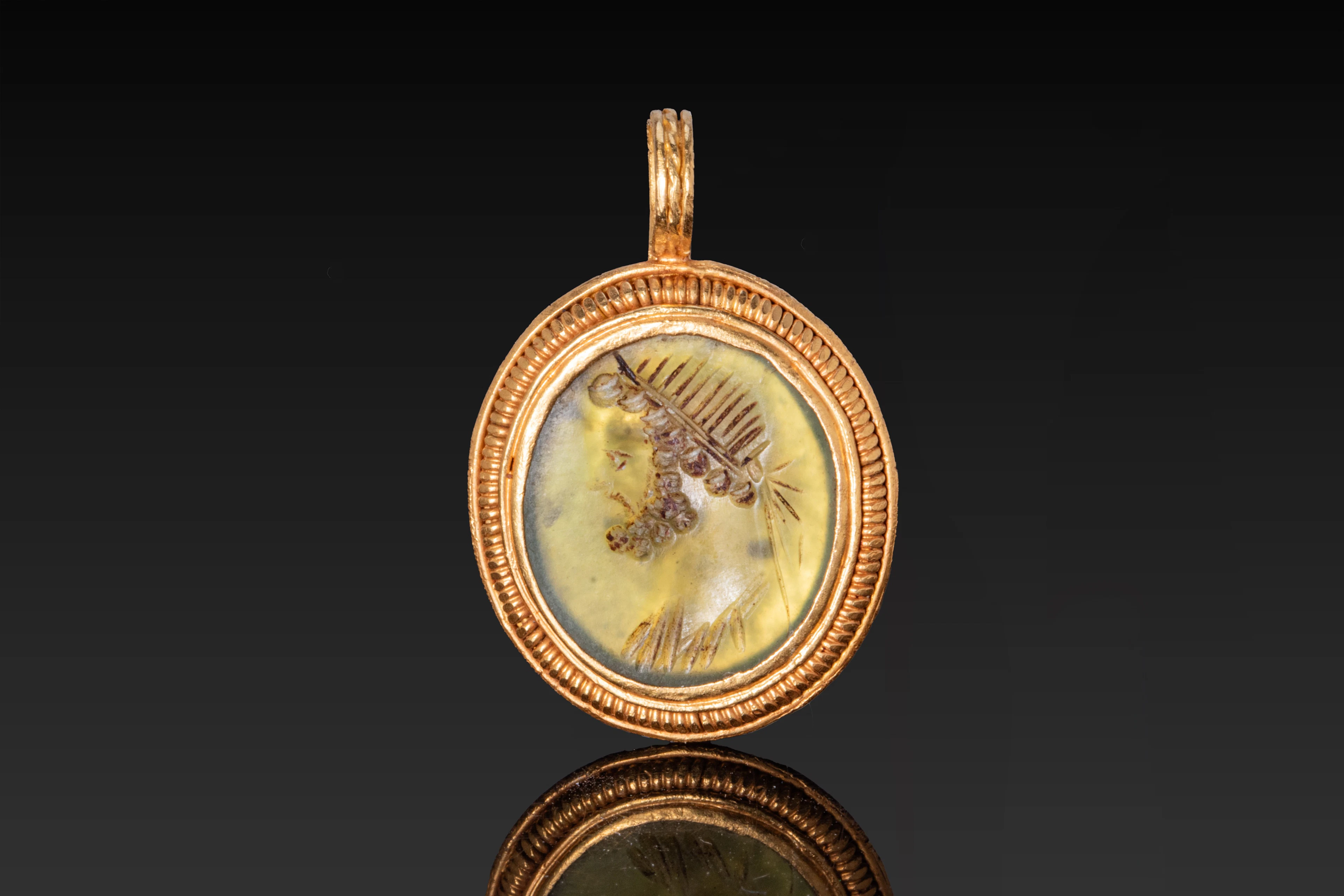 ROMAN INTAGLIO OF HADRIAN IN GOLD PENDANT