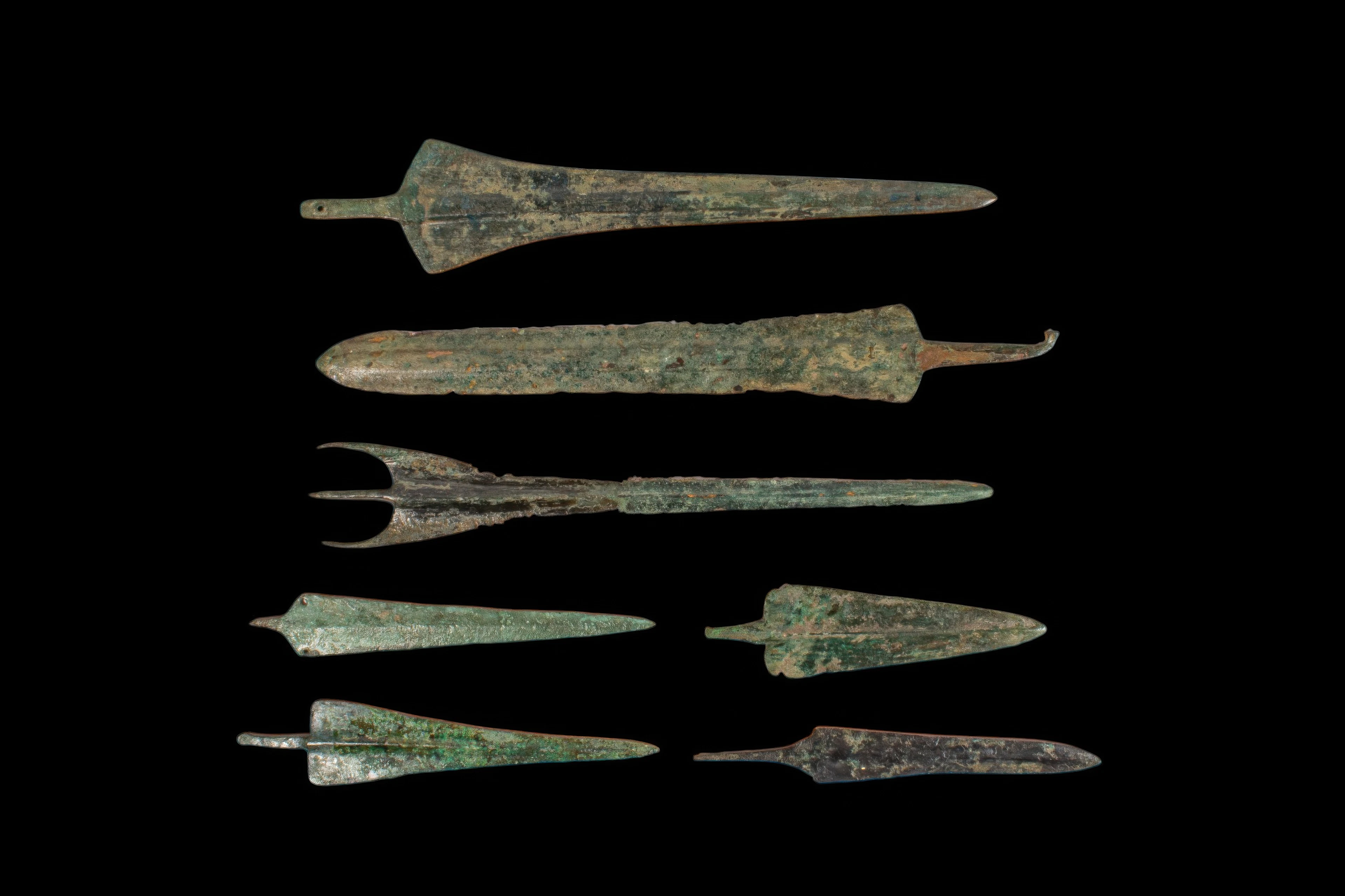 LARGE COLLECTION OF BRONZE AGE / EARLY GREEK PERIOD BRONZE DAGGERS