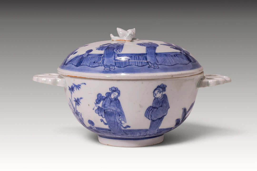 CHINESE BLUE AND WHITE PORCELAIN BOWL AND COVER