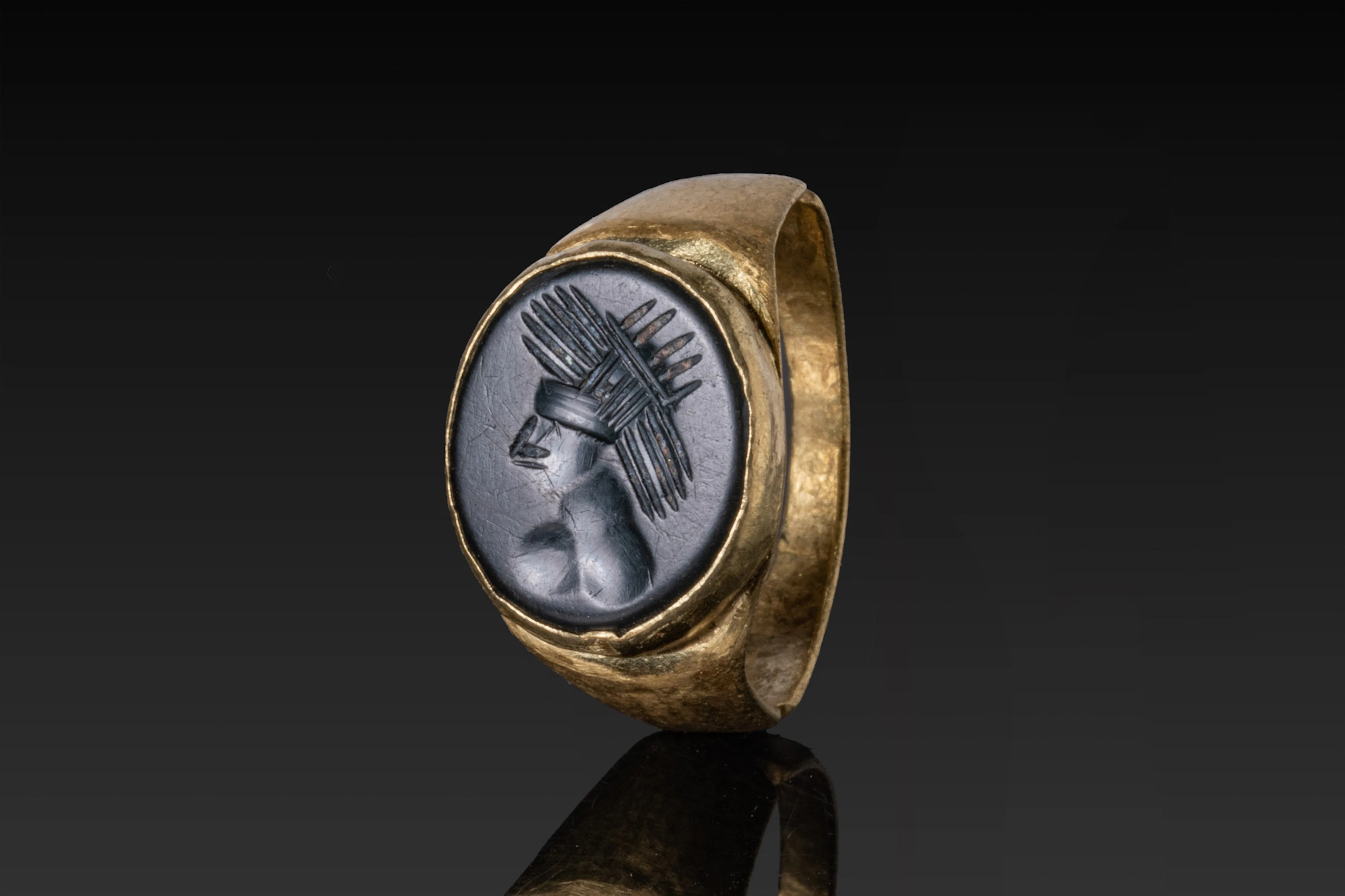 SASANIAN BLACK STONE INTAGLIO OF A PRIEST IN HIGH KARAT GOLD RING