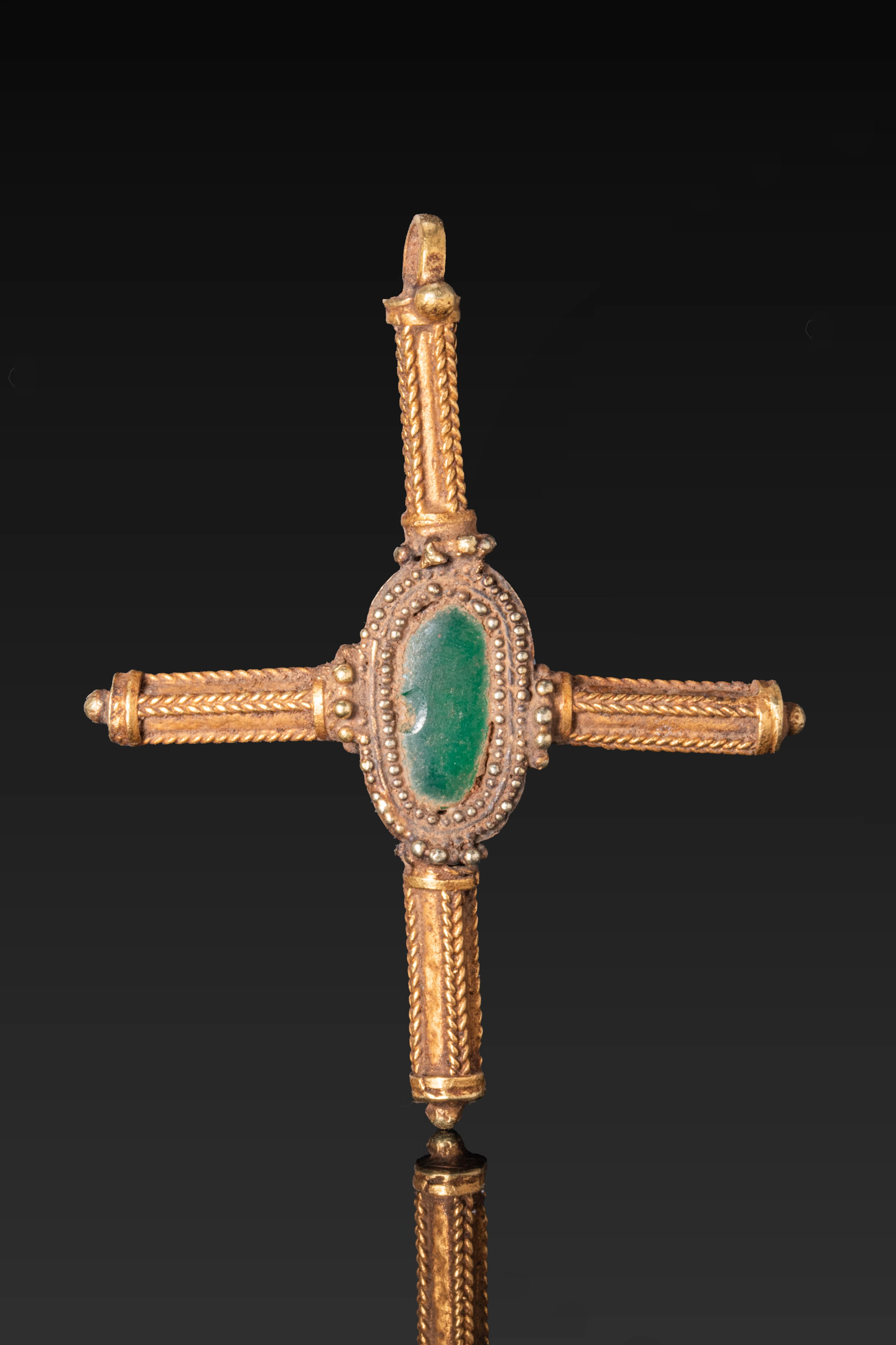 EARLY BYZANTINE GOLD CROSS PENDANT WITH CENTRAL GREEN GLASS INSET