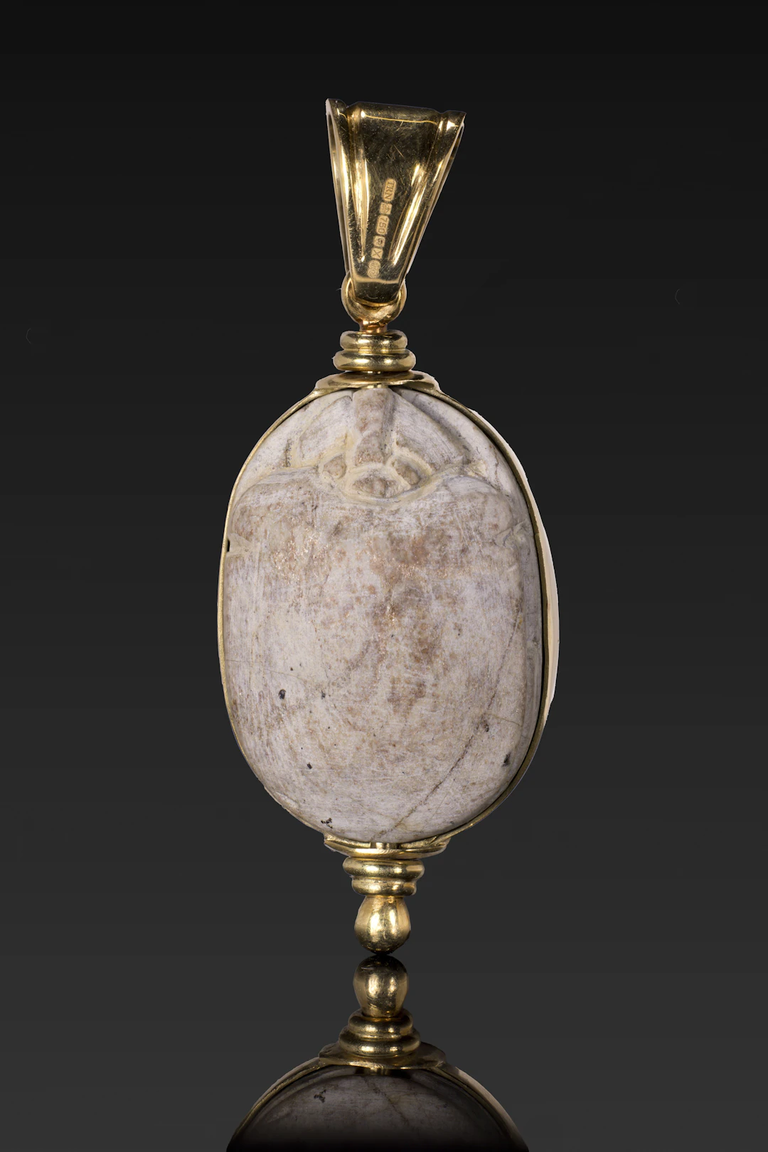 EGYPTIAN STEATITE SCARAB WITH A KNEELING PHARAOH IN GOLD PENDANT