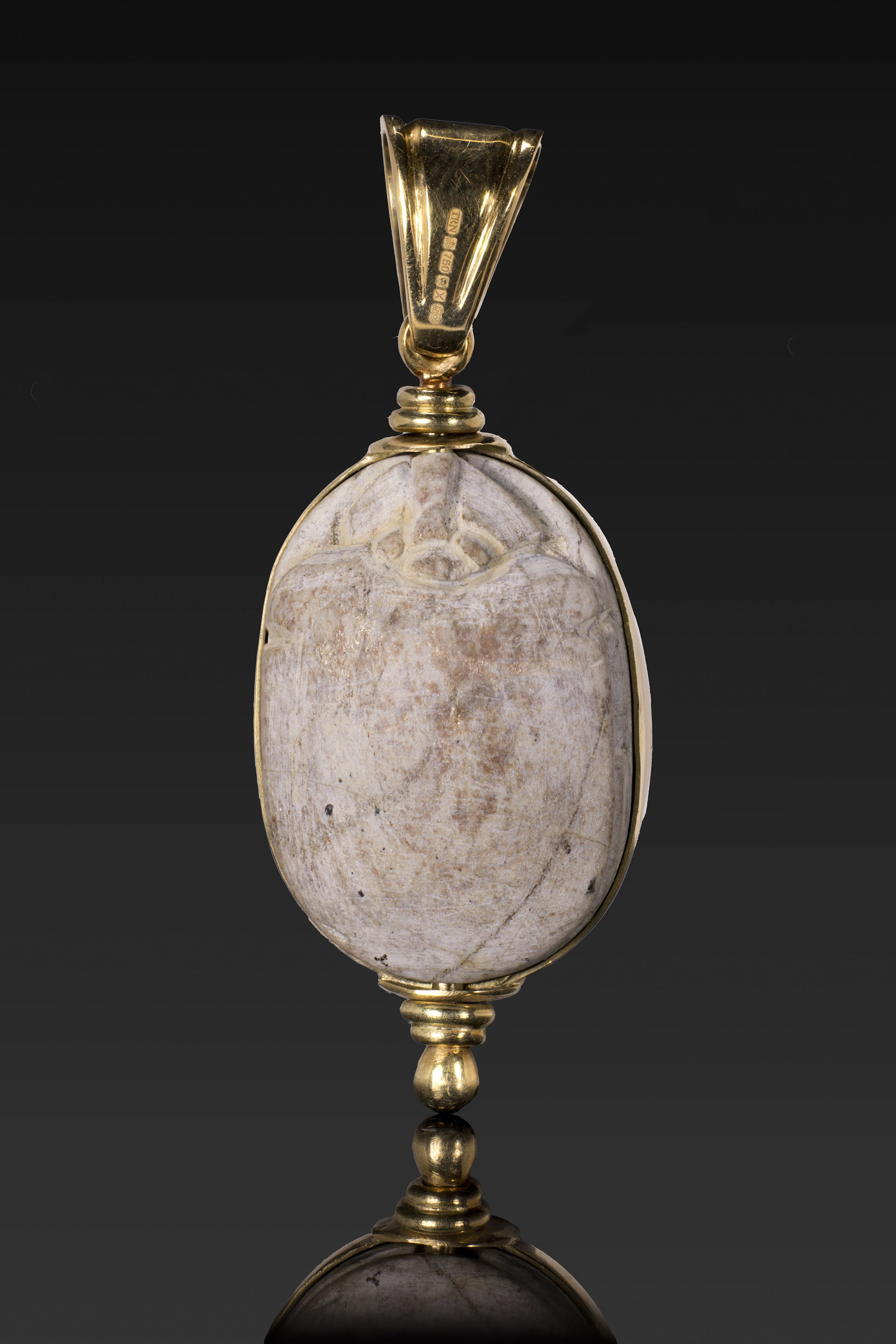 EGYPTIAN STEATITE SCARAB WITH A KNEELING PHARAOH IN GOLD PENDANT