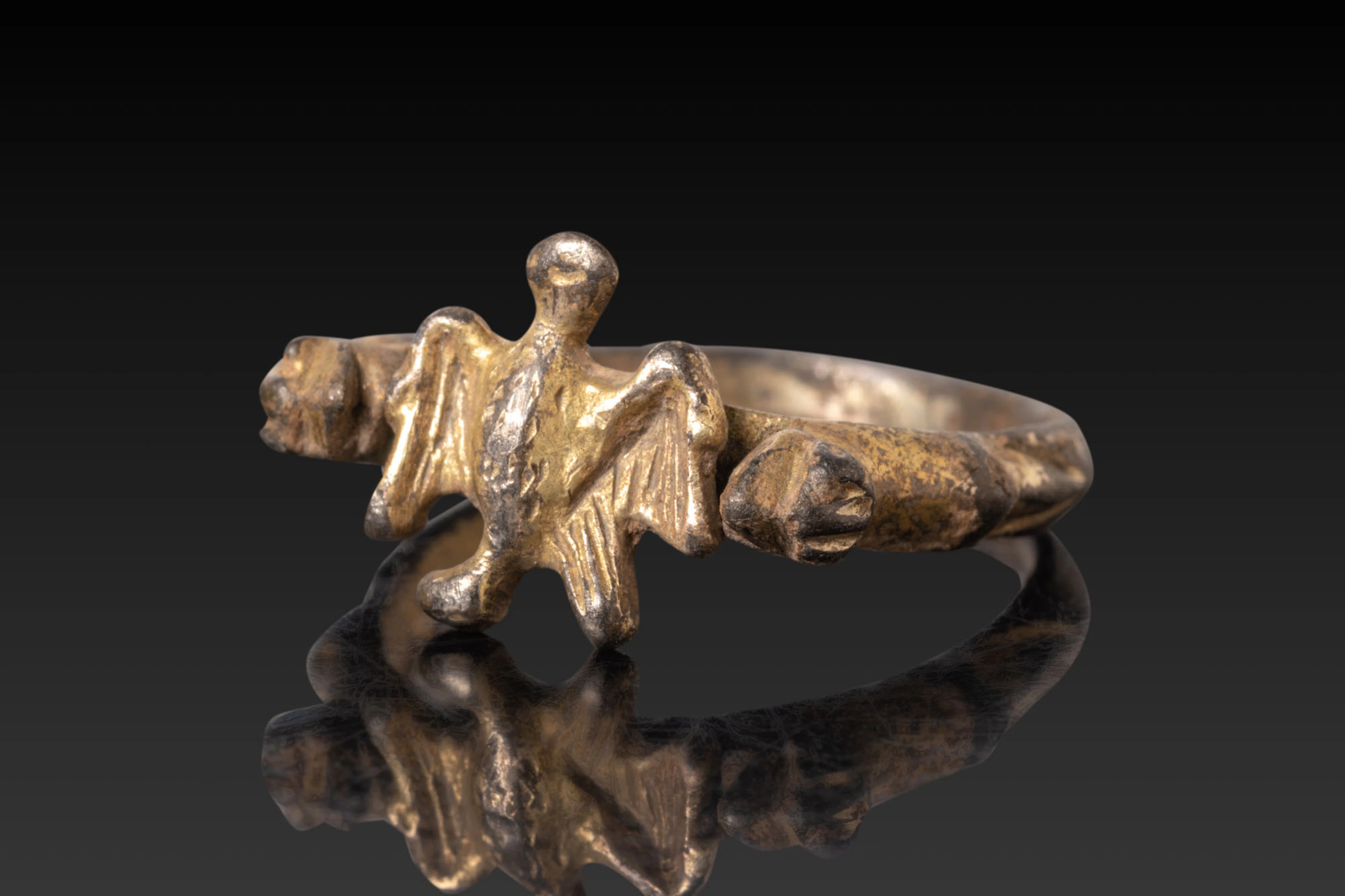 BRITISH SILVER-GILT RING WITH CENTRAL EAGLE