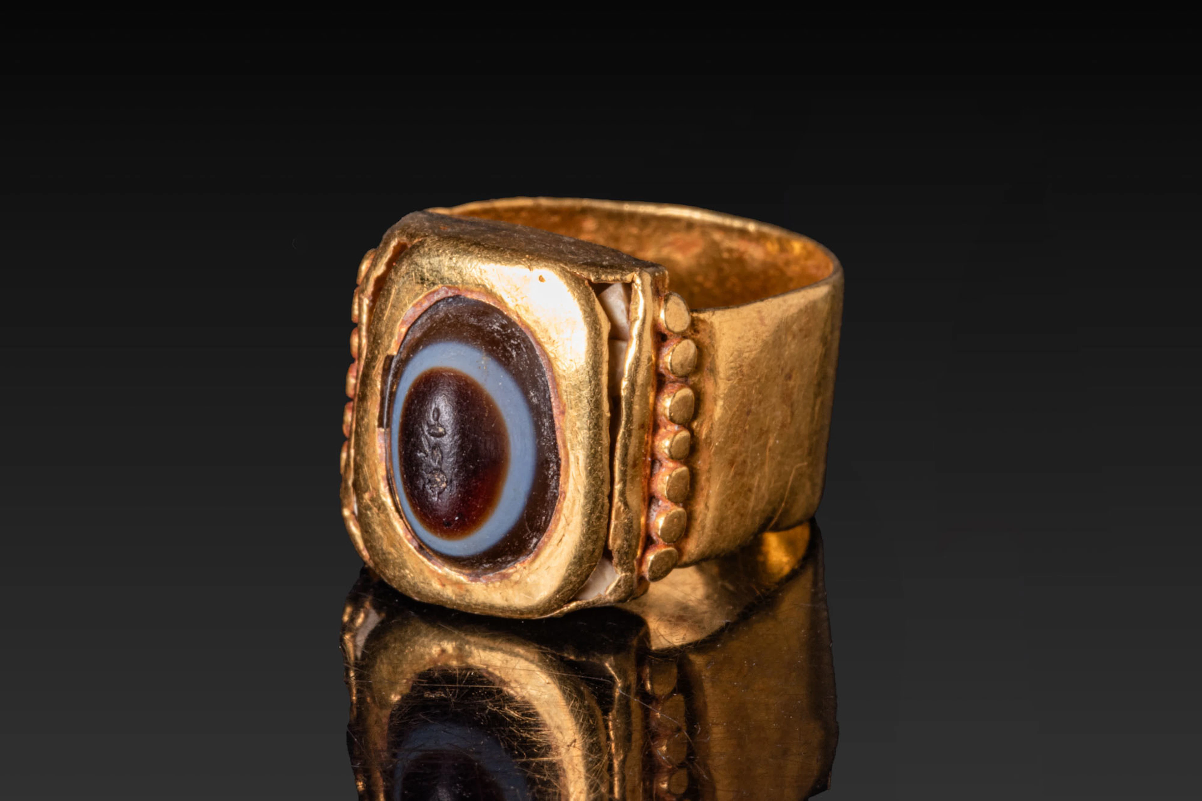 ROMAN BANDED AGATE INTAGLIO WITH ANT IN GOLD RING