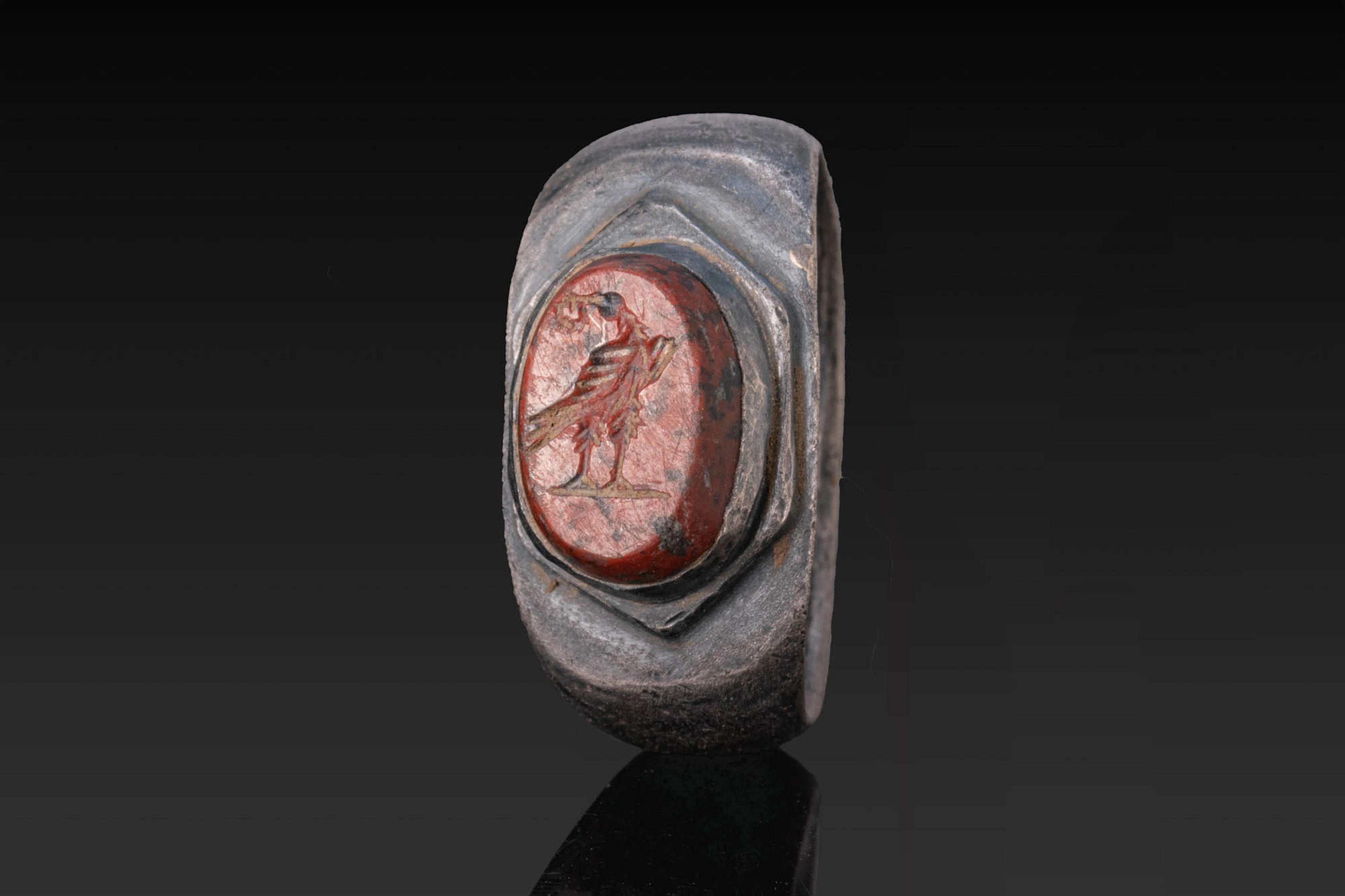 ROMAN RED STONE INTAGLIO OF AN EAGLE IN SILVER RING