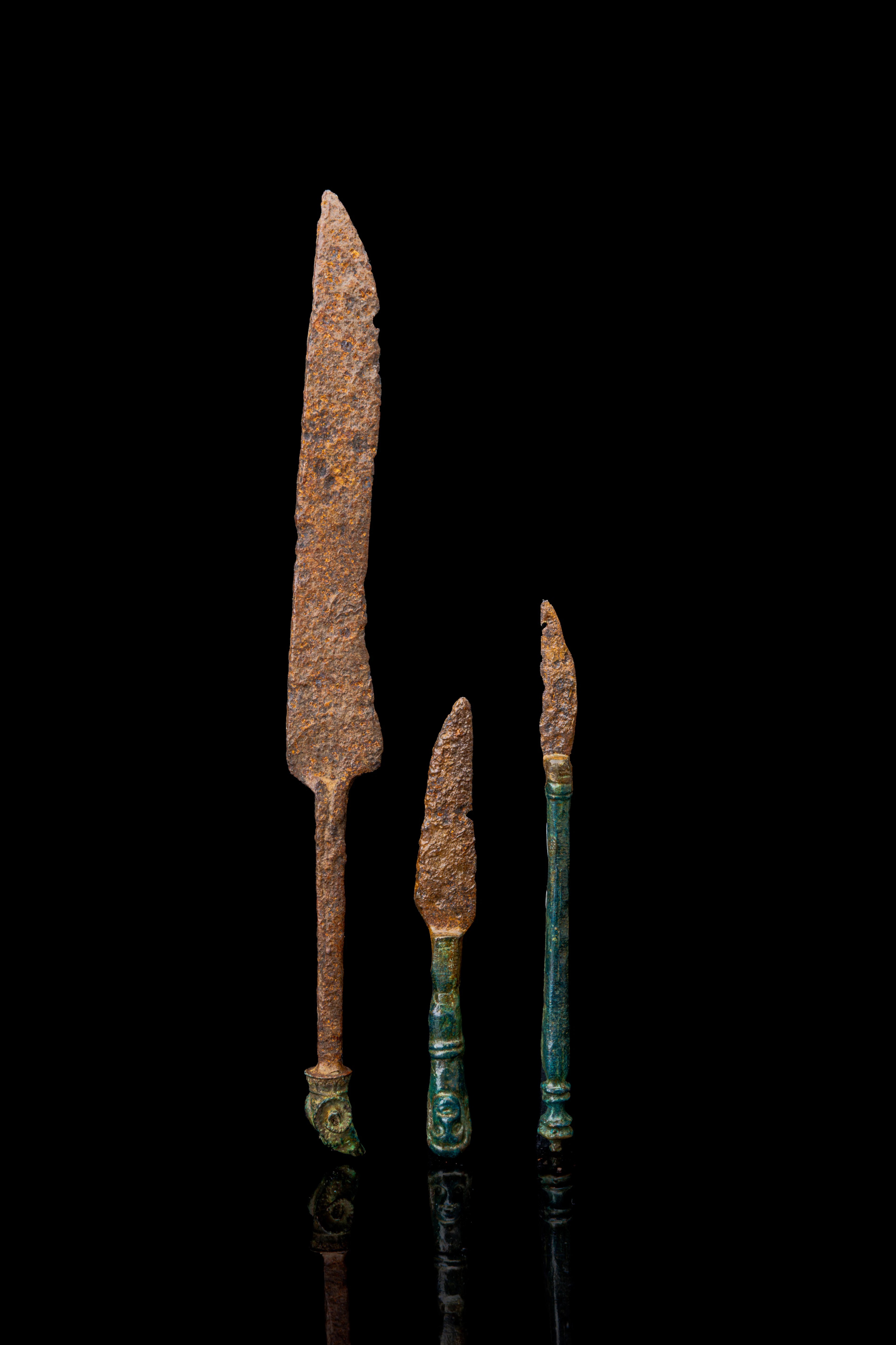 ROMAN SET OF BRONZE AND IRON SURGICAL KNIVES