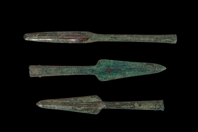 COLLECTION OF BRONZE AGE / EARLY GREEK PERIOD BRONZE SPEARHEADS