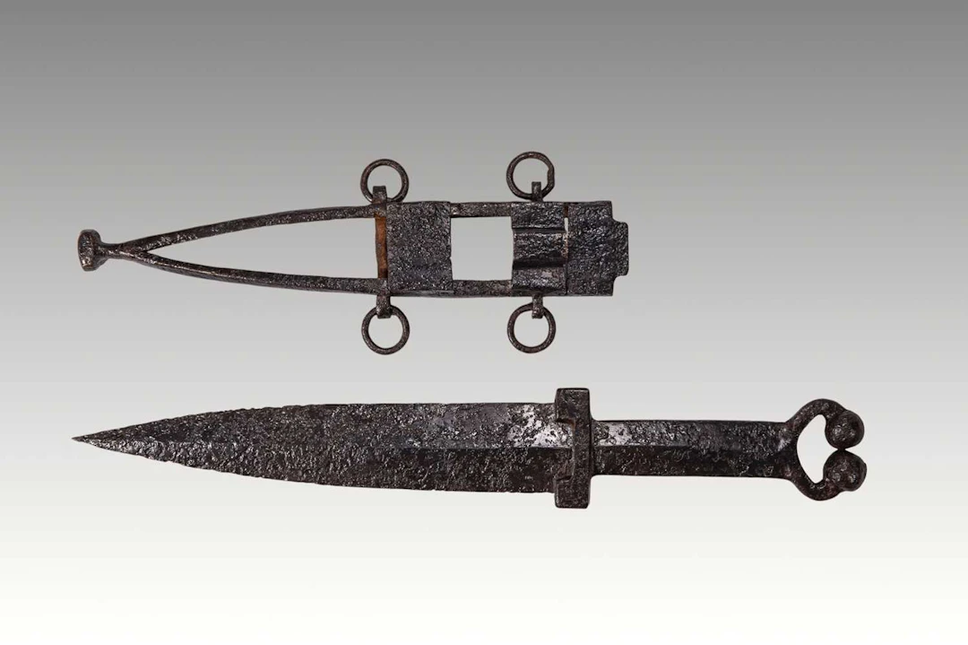 FINE ROMAN IRON CENTURION-TYPE PUGIO WITH OPENWORK SCABBARD