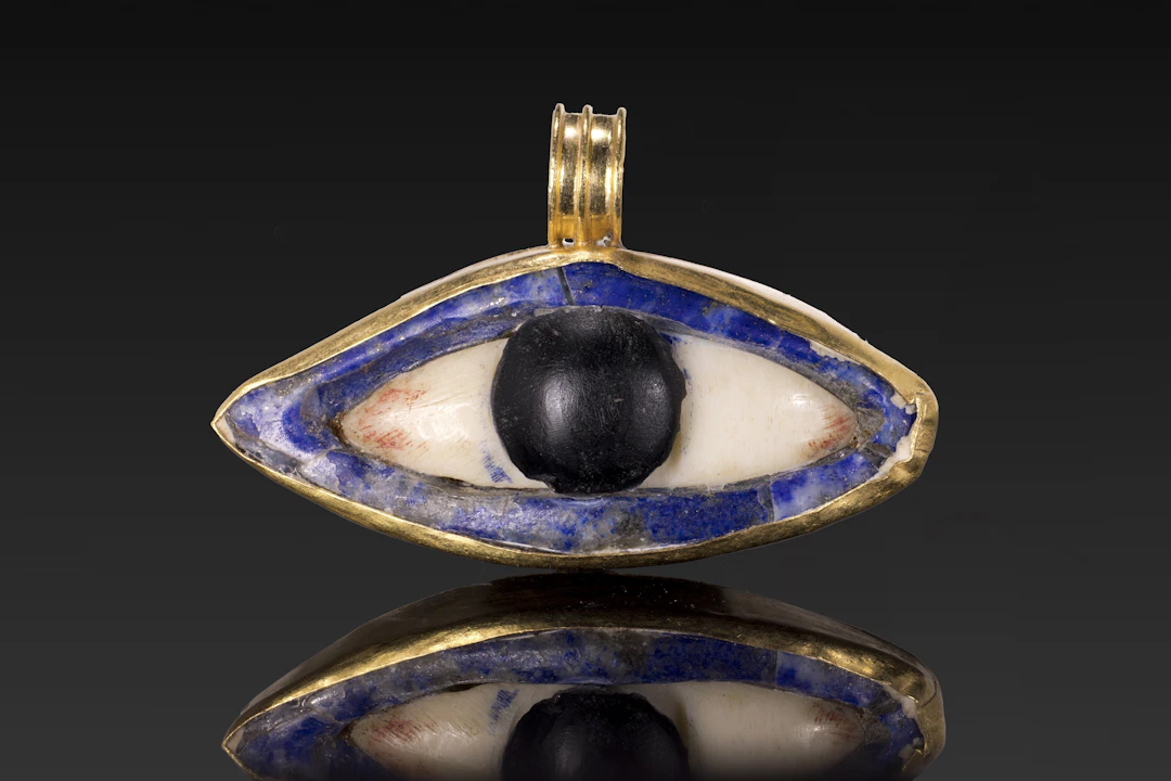 EGYPTIAN LAPIS LAZULI AND STONE EYE AMULET IN GOLD PENDANT