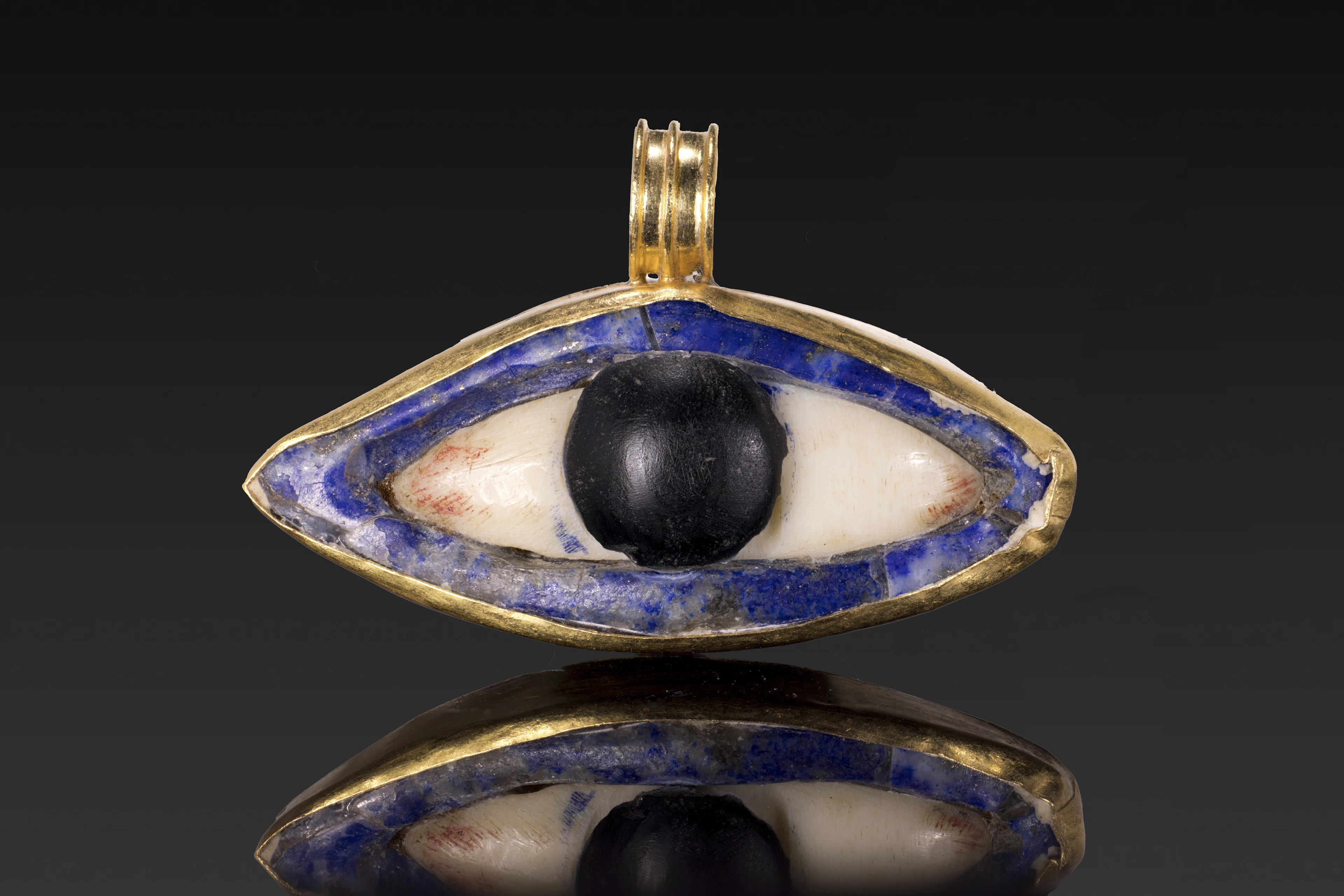 EGYPTIAN LAPIS LAZULI AND STONE EYE AMULET IN GOLD PENDANT