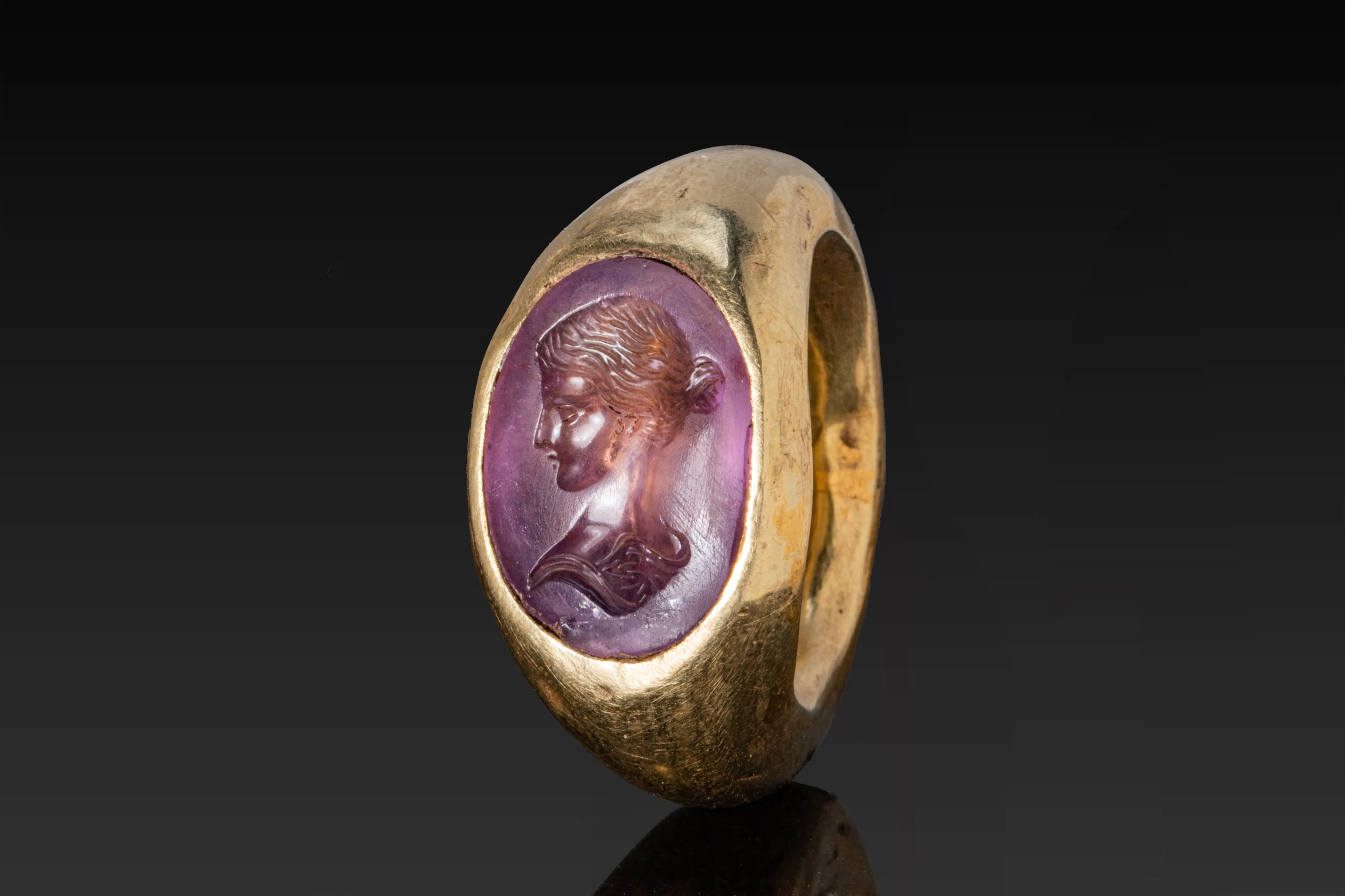 ROMAN GOLD RING WITH AMETHYST INTAGLIO OF VENUS