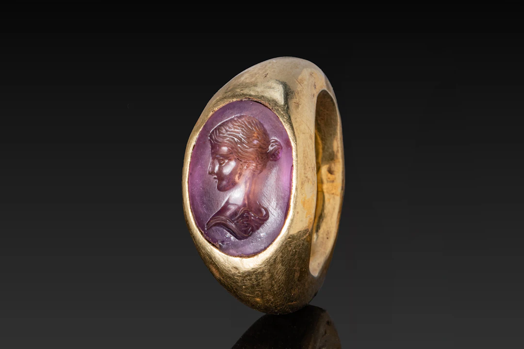 ROMAN GOLD RING WITH AMETHYST INTAGLIO OF VENUS