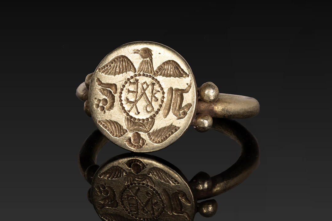 RARE BYZANTINE GOLD RING WITH THE TETRAMORPH OF THE FOUR EVANGELISTS