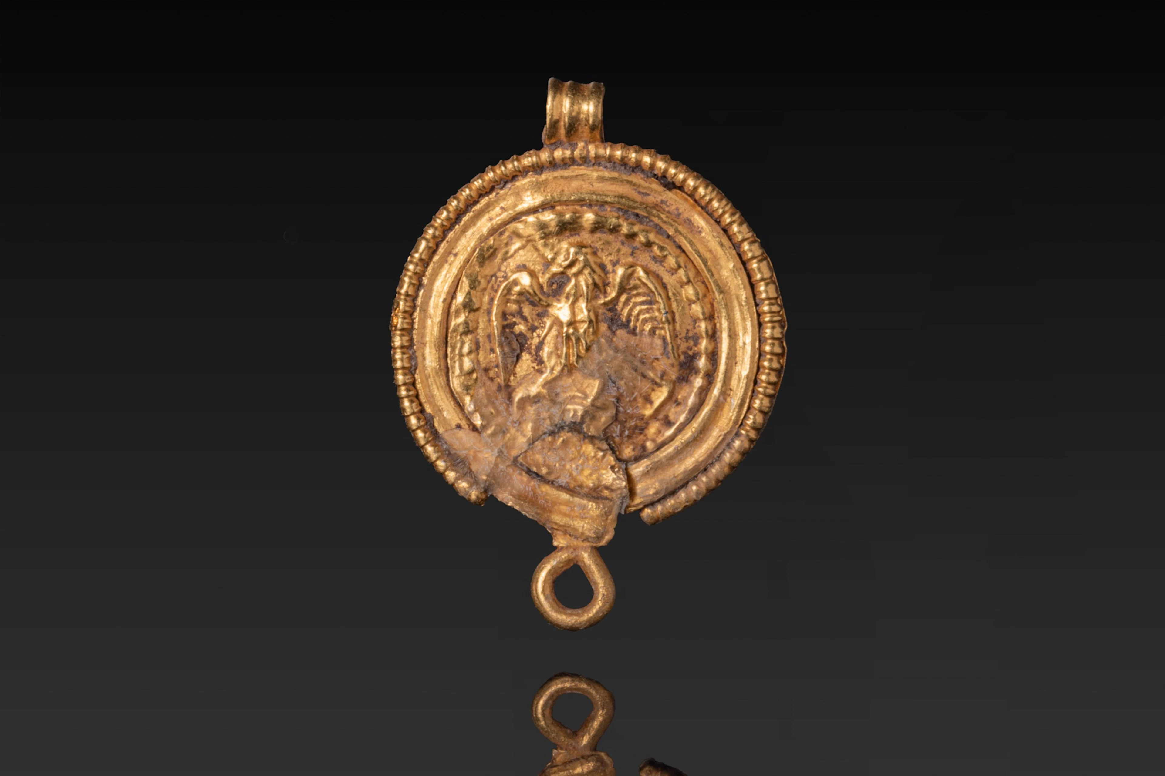 ROMAN HIGH KARAT GOLD DISC PENDANT WITH LEGIONARY EAGLE