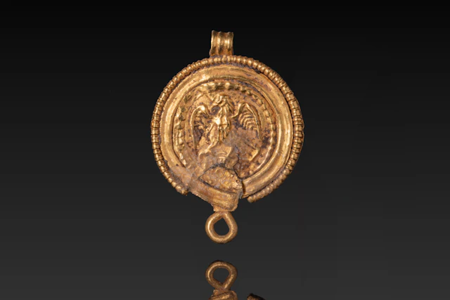 ROMAN HIGH KARAT GOLD DISC PENDANT WITH LEGIONARY EAGLE