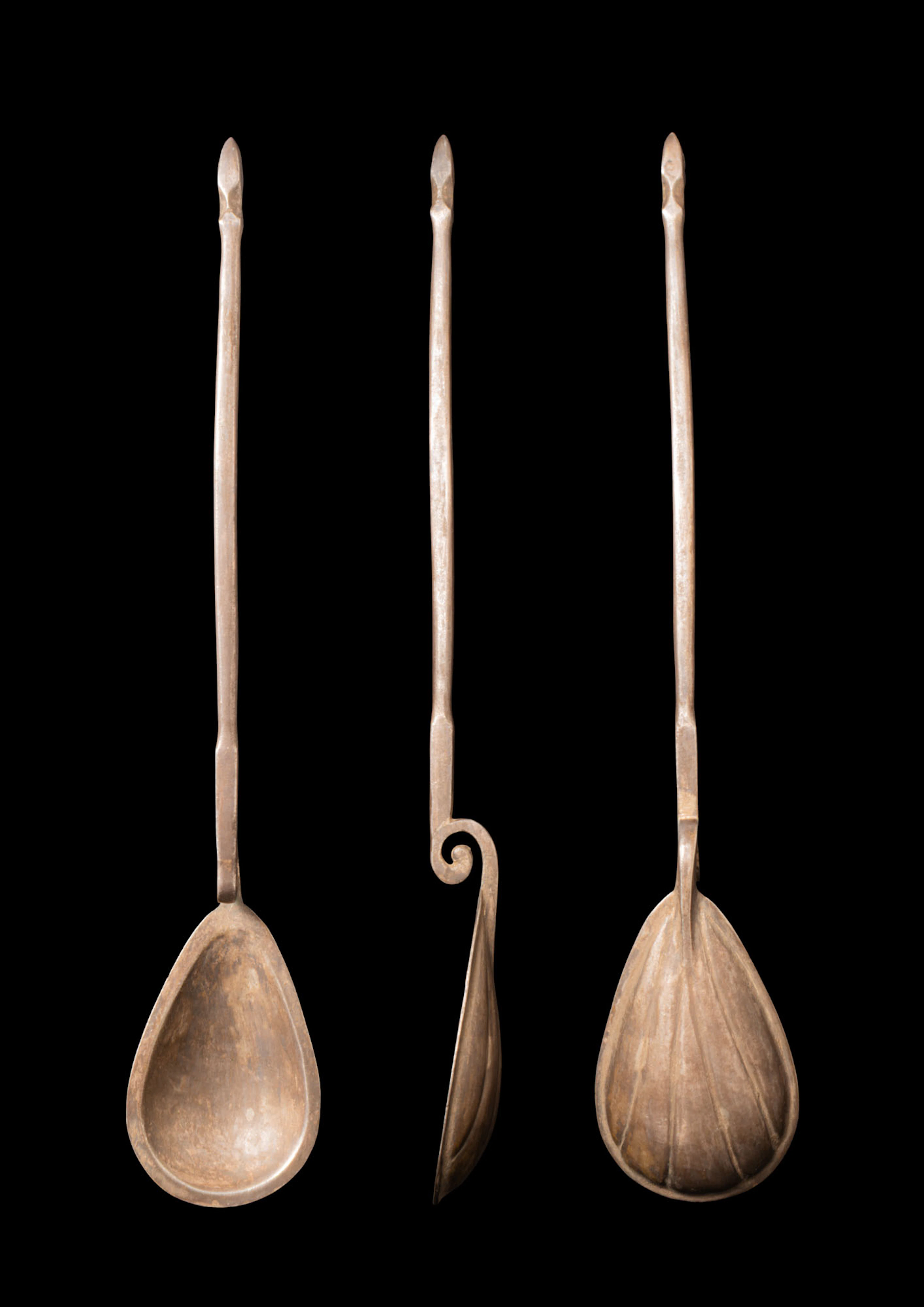 ELEGANT BYZANTINE SILVER SPOON WITH SHELL DECORATION