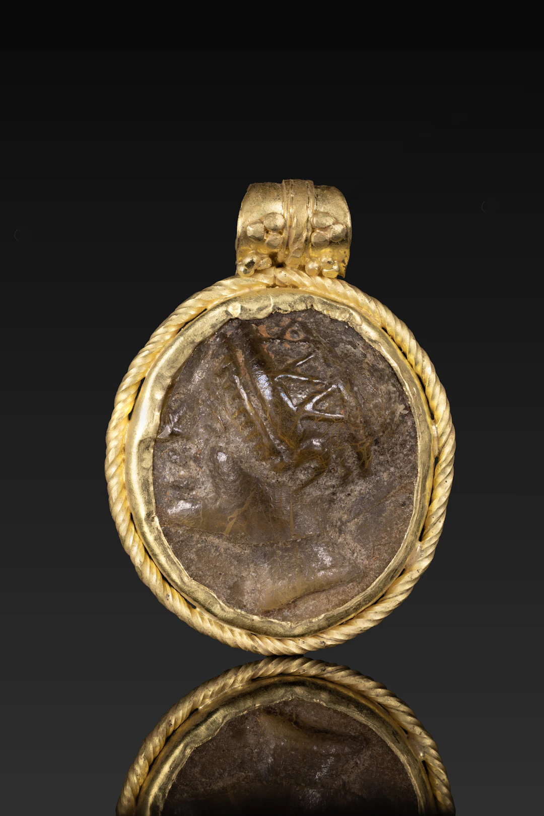 LARGE ROMAN GOLD AND CARNELIAN CAMEO OF AN EMPRESS