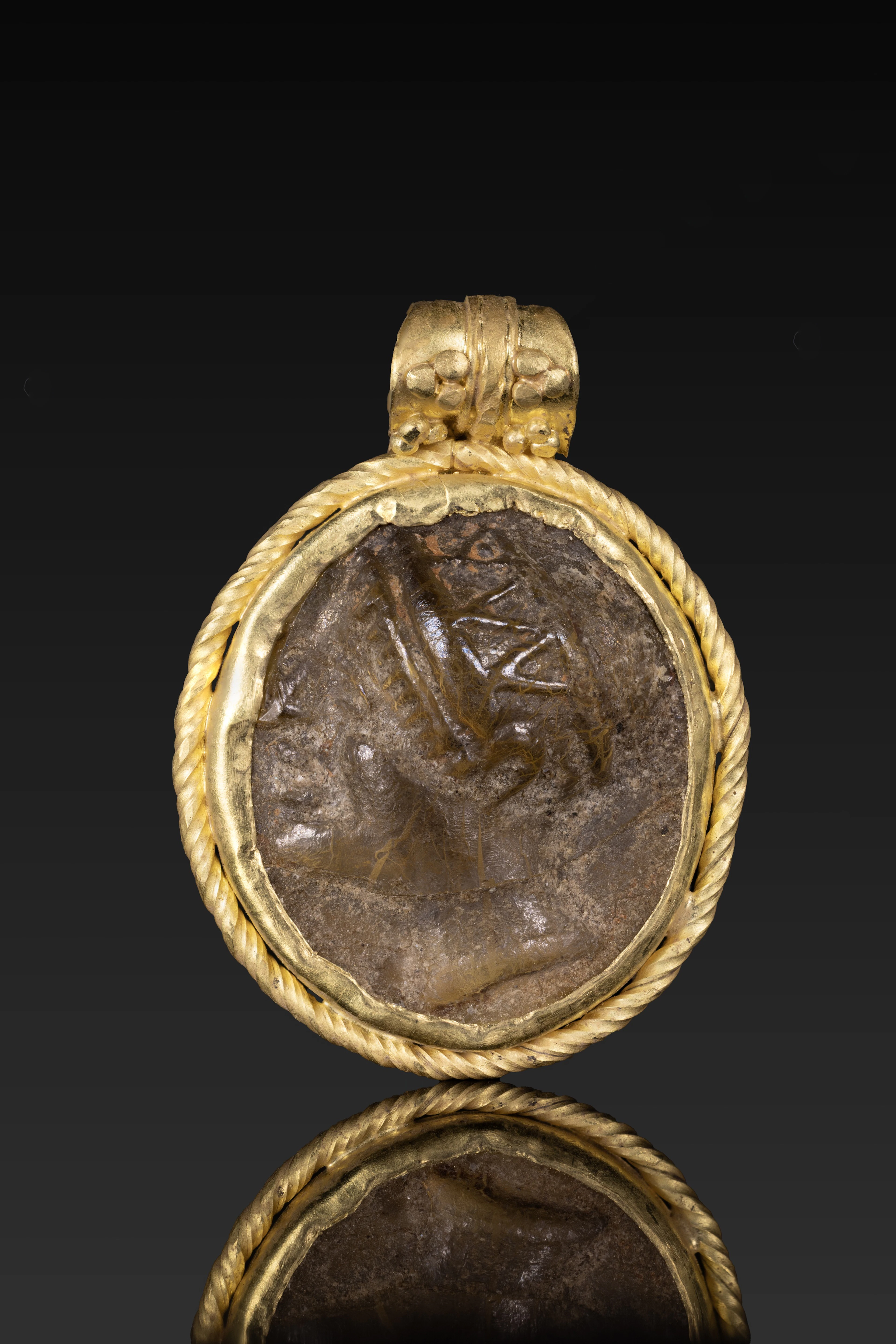LARGE ROMAN GOLD AND CARNELIAN CAMEO OF AN EMPRESS