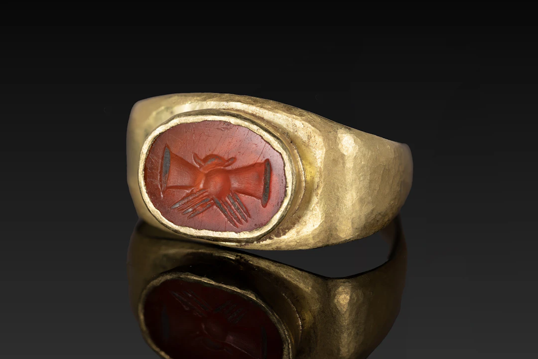ROMAN GOLD RING WITH CARNELIAN INTAGLIO OF CLASPED HANDS
