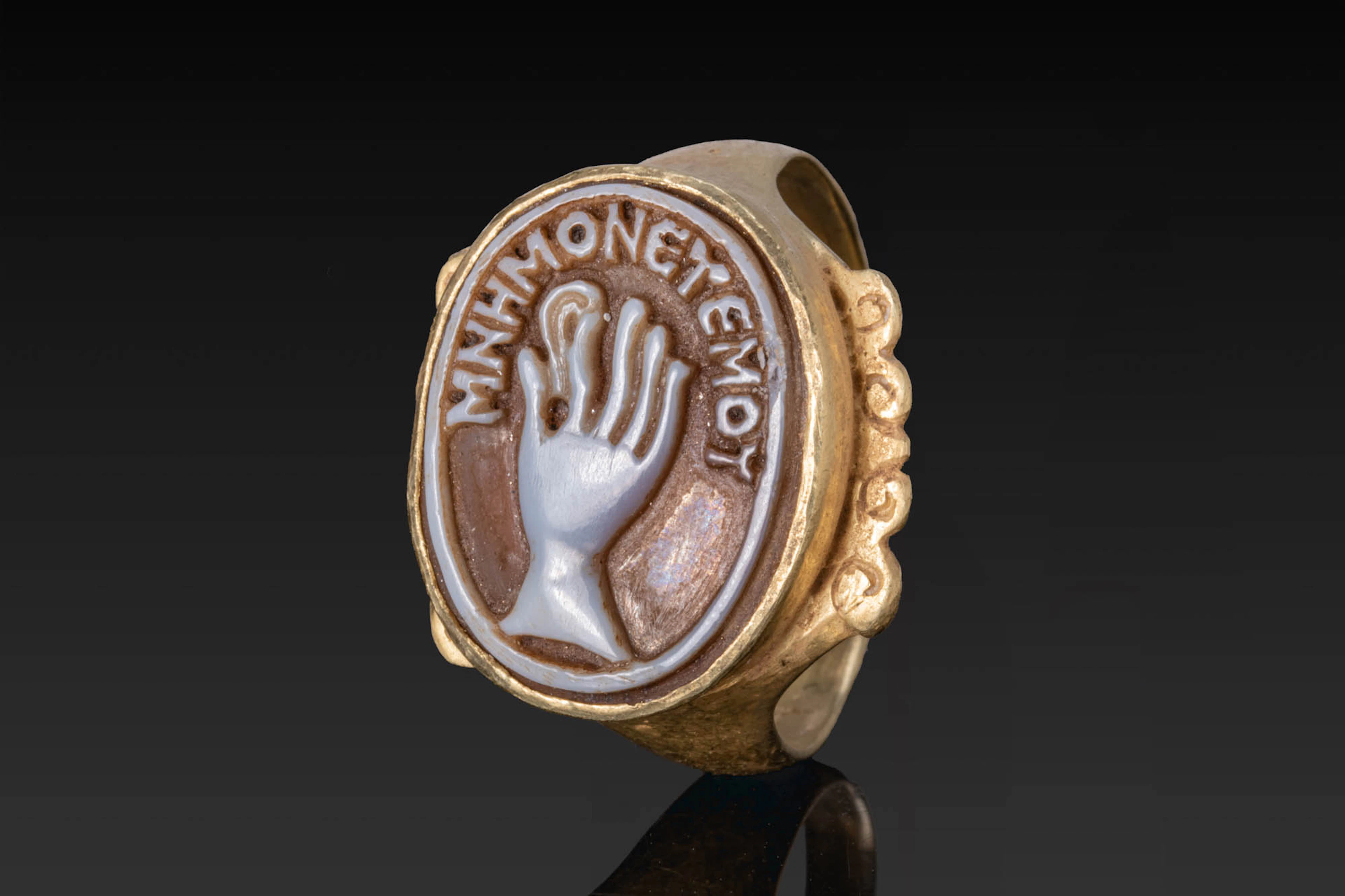 ROMAN OR BYZANTINE AGATE CAMEO OF A HAND PINCHING AN EARLOBE AND GREEK
