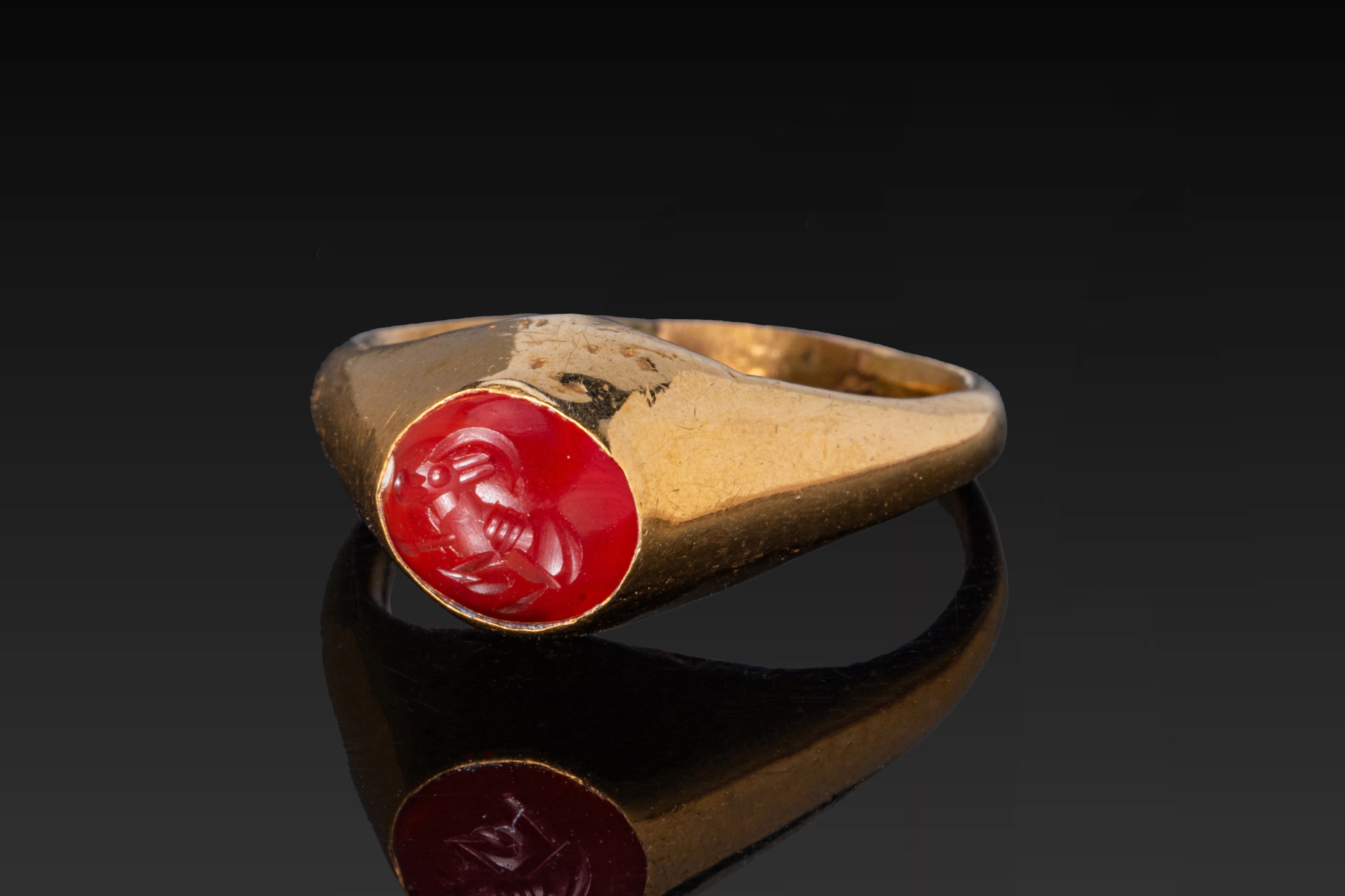 SASANIAN GOLD RING WITH GARNET INTAGLIO OF AN IBEX