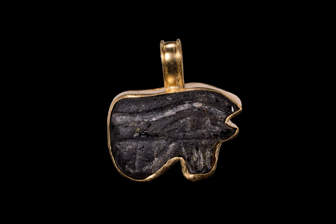 EGYPTIAN FAIENCE WEDJAT AMULET IN GOLD PENDANT