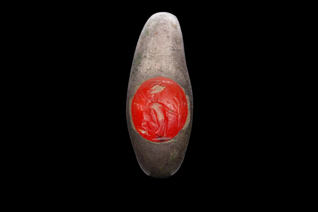 ROMAN SILVER RING WITH CARNELIAN INTAGLIO OF CERES