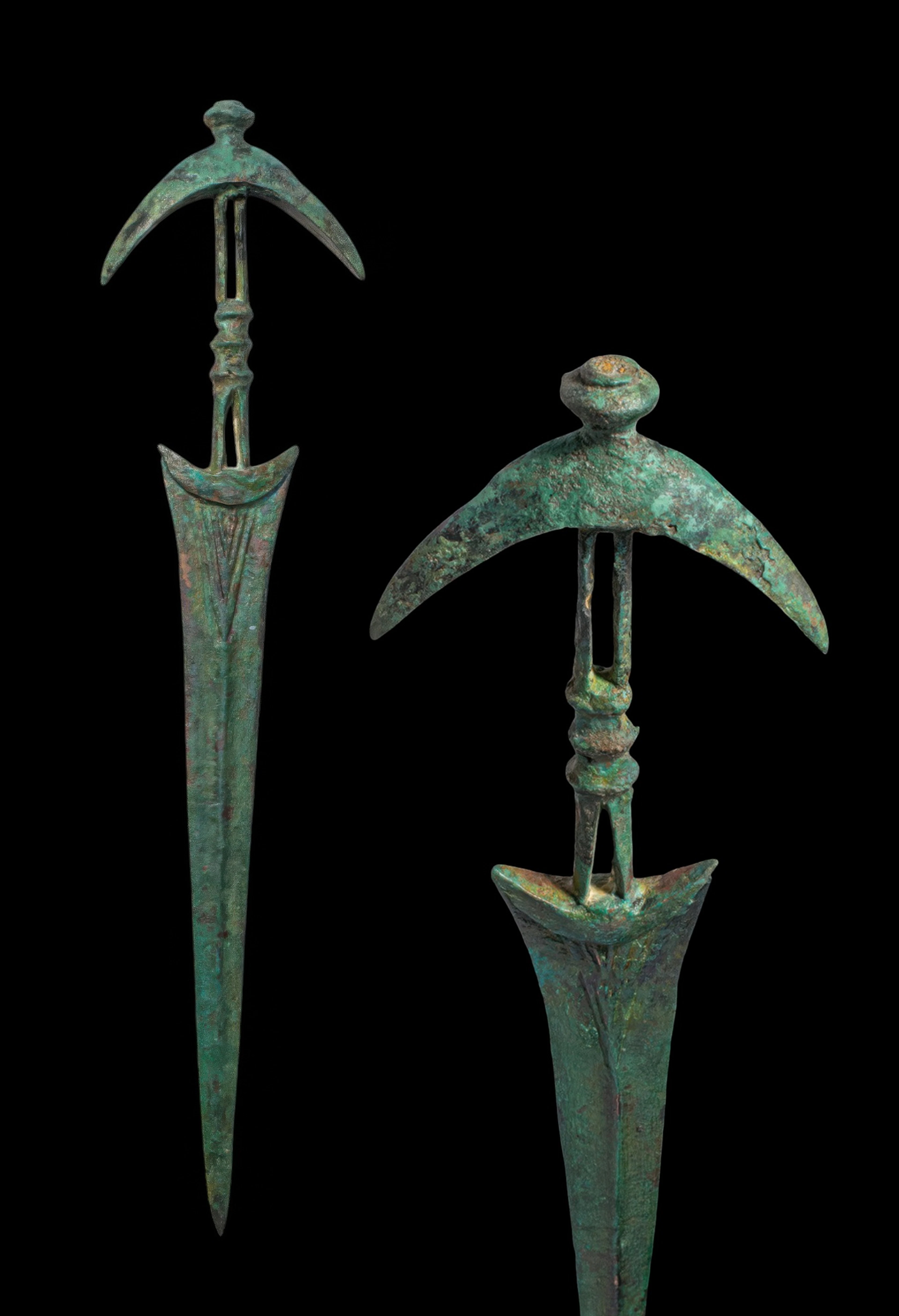 HITTITE DAGGER WITH BOW-SHAPED POMMEL