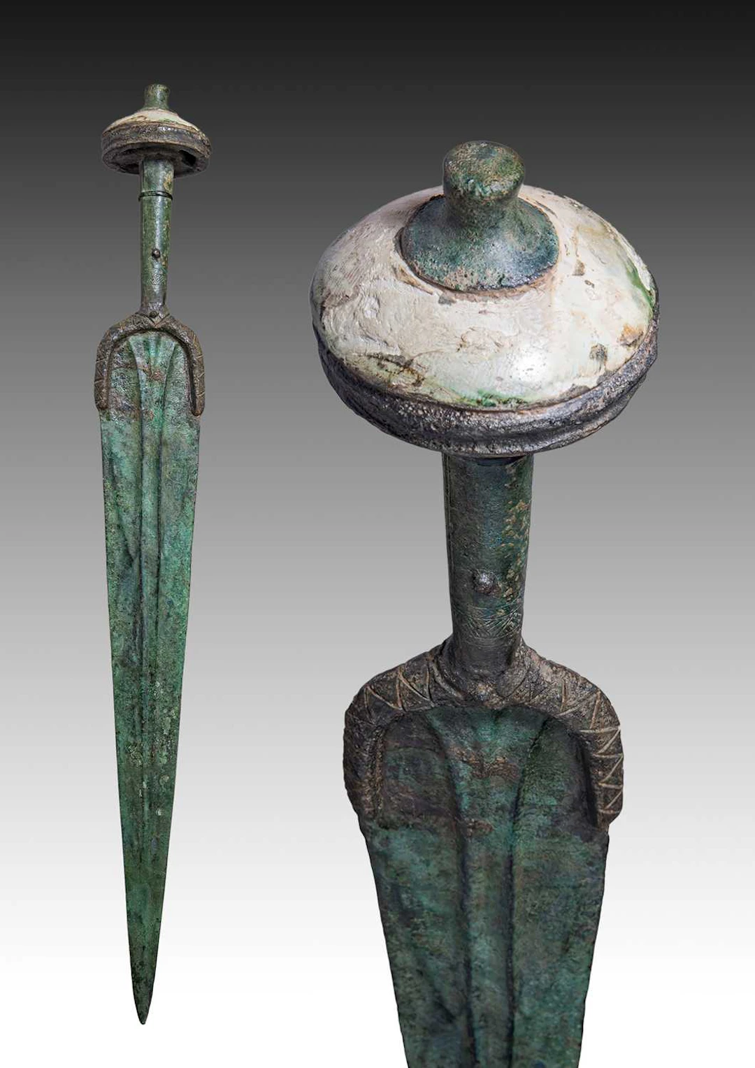 BRONZE AGE / GREEK PERIOD BRONZE SWORD WITH DISC POMMEL