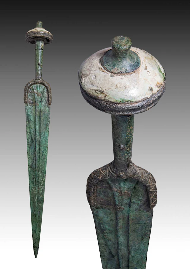 BRONZE AGE / GREEK PERIOD BRONZE SWORD WITH DISC POMMEL