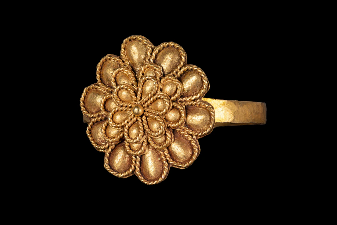 HELLENISTIC GOLD RING WITH ROSETTE
