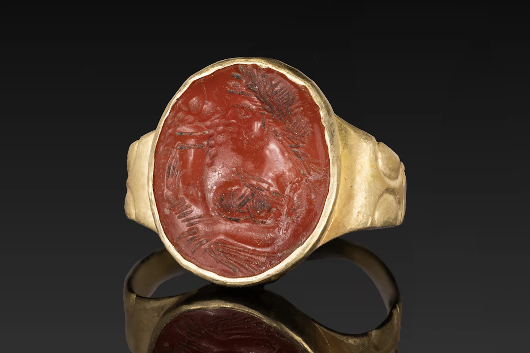 ROMAN CARNELIAN INTAGLIO OF CERES WITH CORNUCOPIA IN GOLD RING