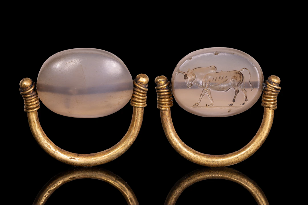 EASTERN GREEK GOLD SWIVEL RING WITH CHALCEDONY SCARAB ENGRAVED WITH A BULL