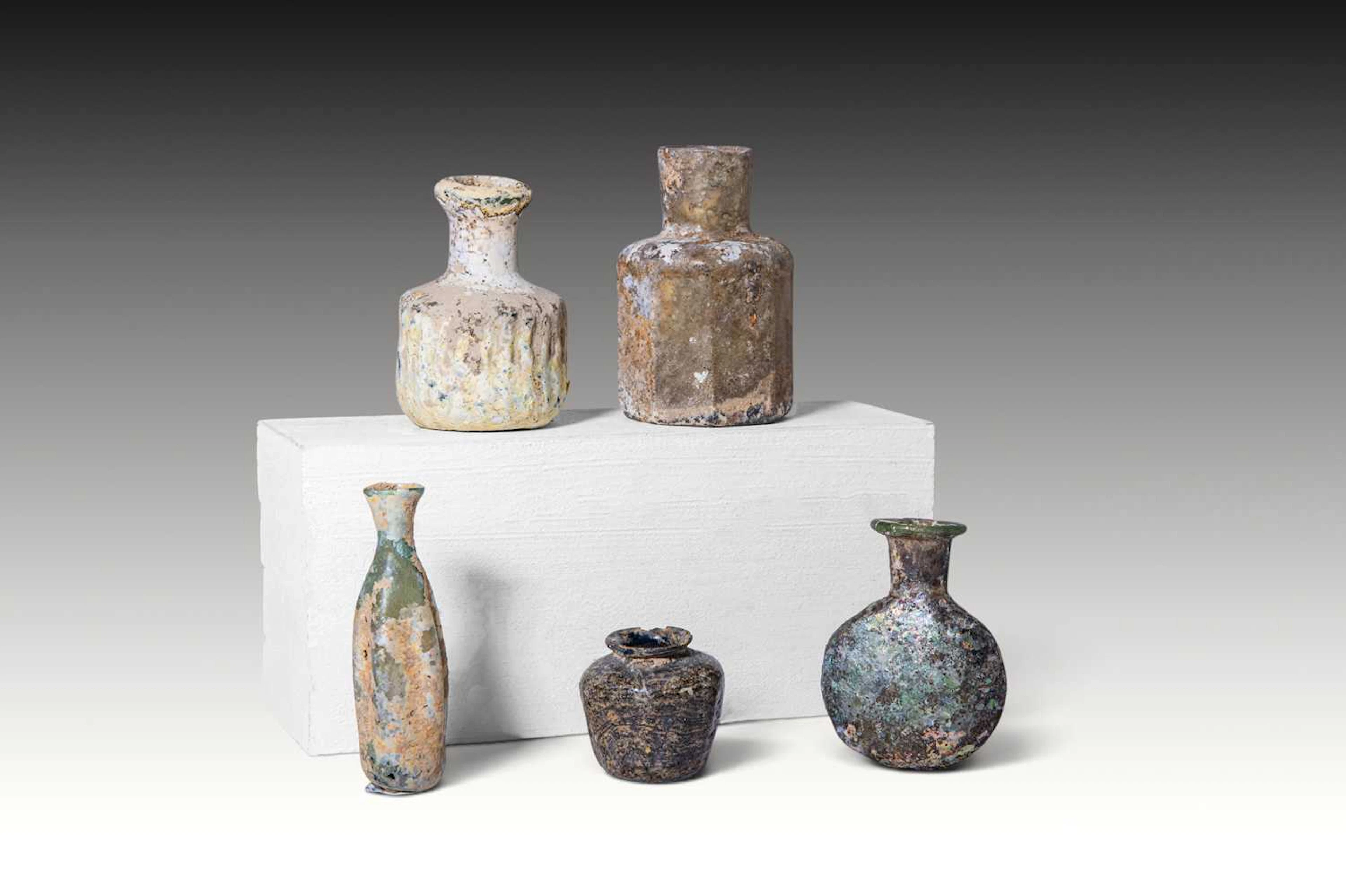 COLLECTION OF FIVE ROMAN AND LATE ROMAN GLASS VESSELS