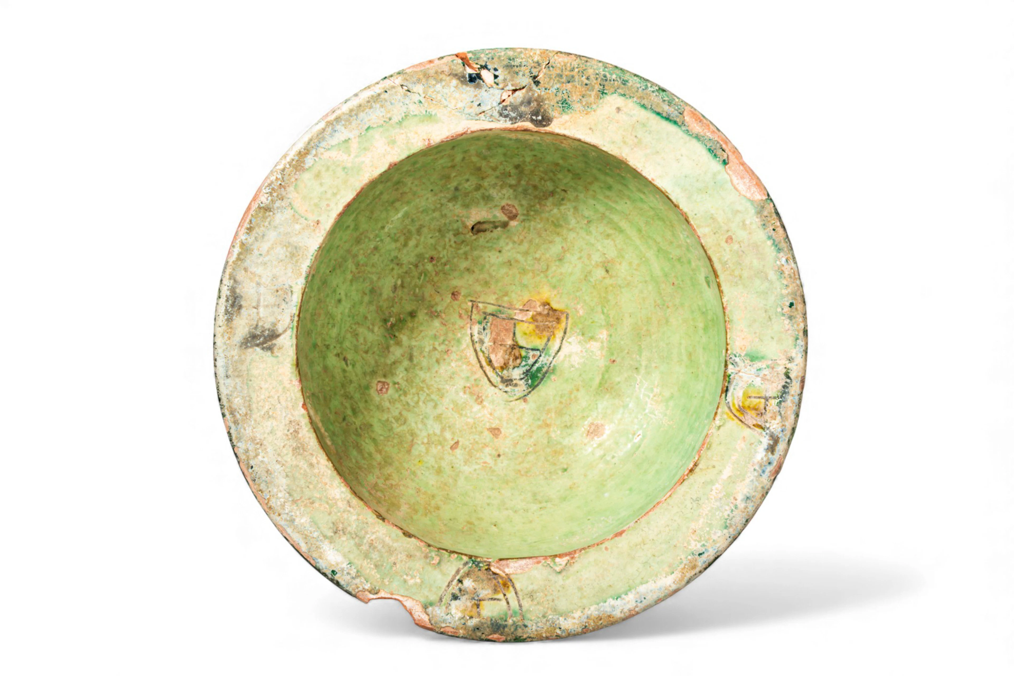 BYZANTINE SGRAFFITO WARE POTTERY BOWL WITH SHIELD AND CROSS - EX ASHMOLEAN