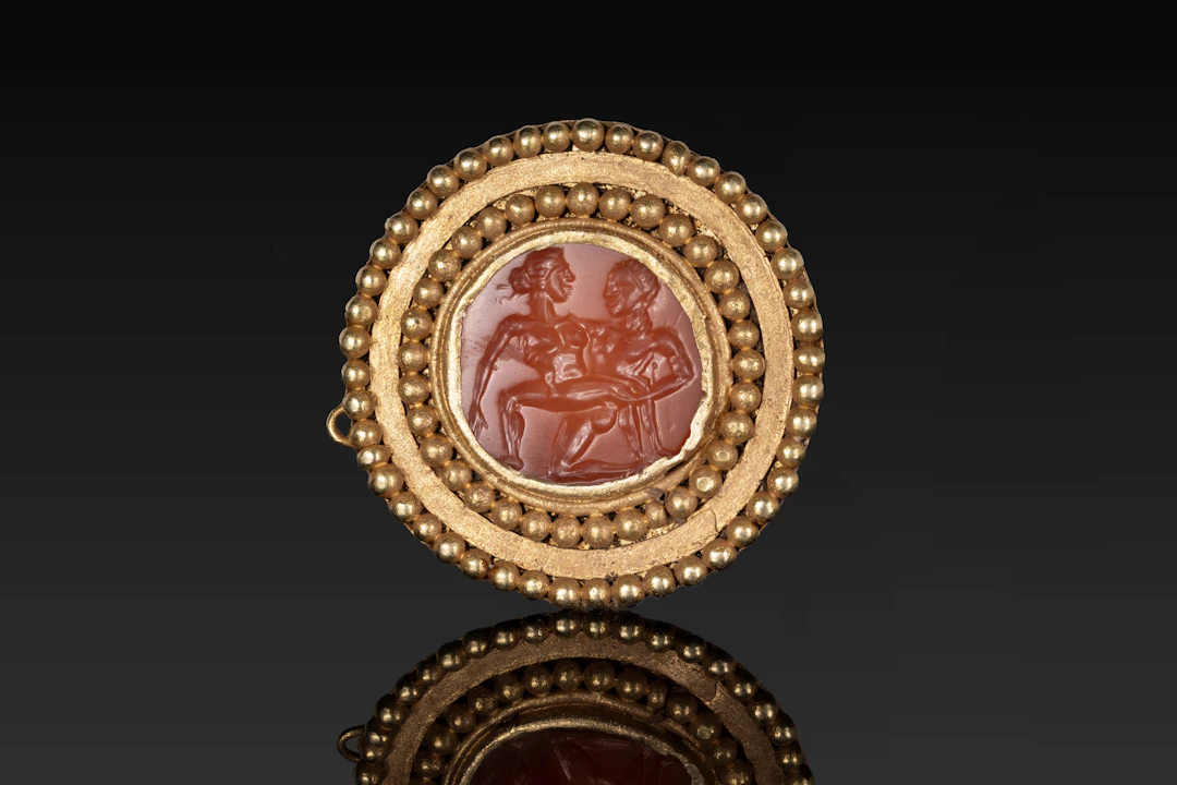 ROMAN GOLD PENDANT WITH CARNELIAN INTAGLIO WITH EROTIC SCENE