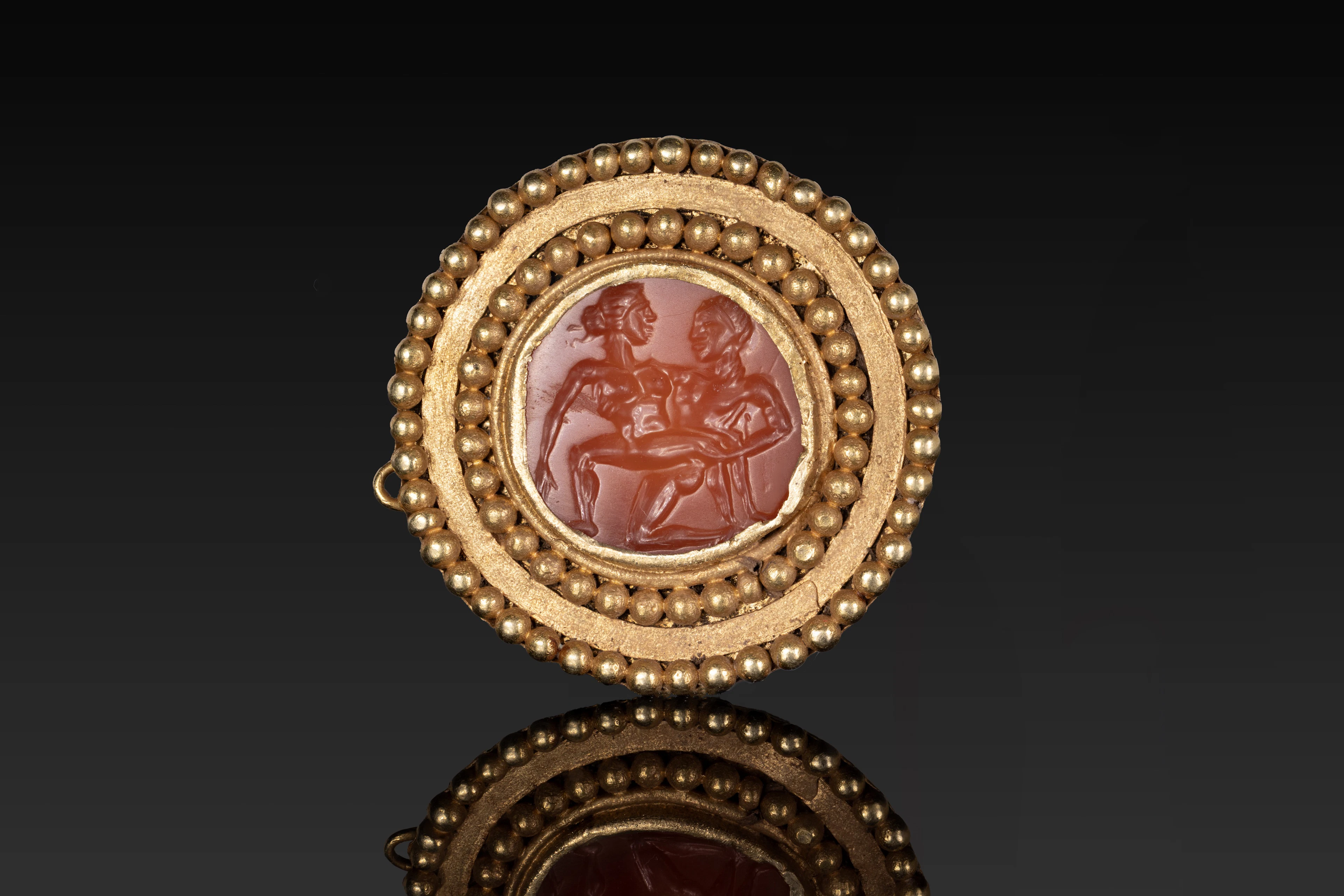 ROMAN GOLD PENDANT WITH CARNELIAN INTAGLIO WITH EROTIC SCENE