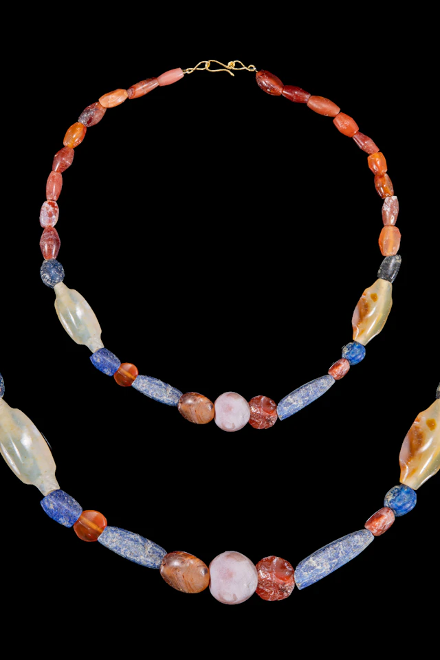 HELLENISTIC CARNELIAN, LAPIS LAZULI AND CHALCEDONY BEAD NECKLACE