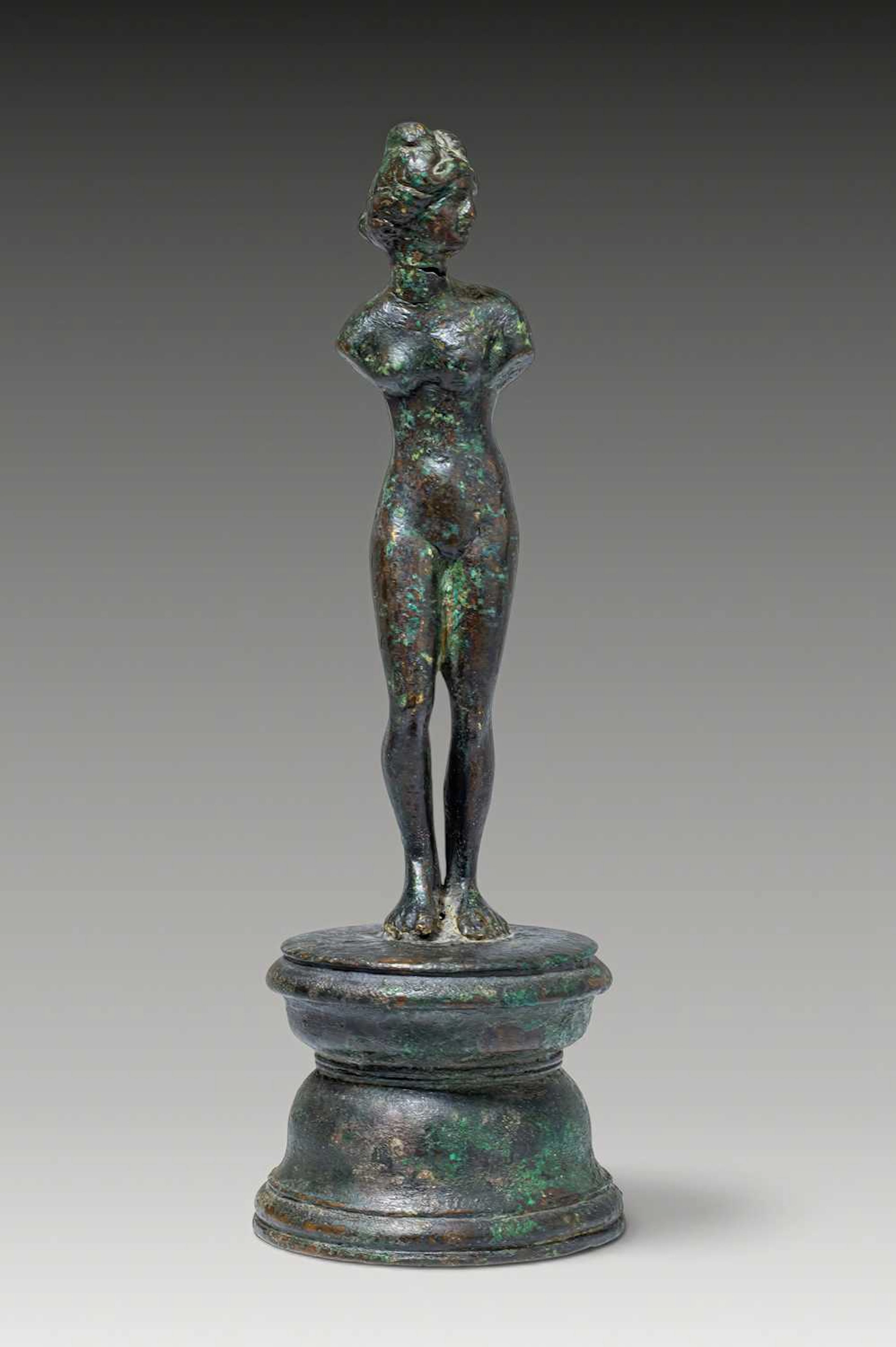 STUNNING ROMAN BRONZE FIGURINE OF VENUS AT THE BATH ON A PODIUM