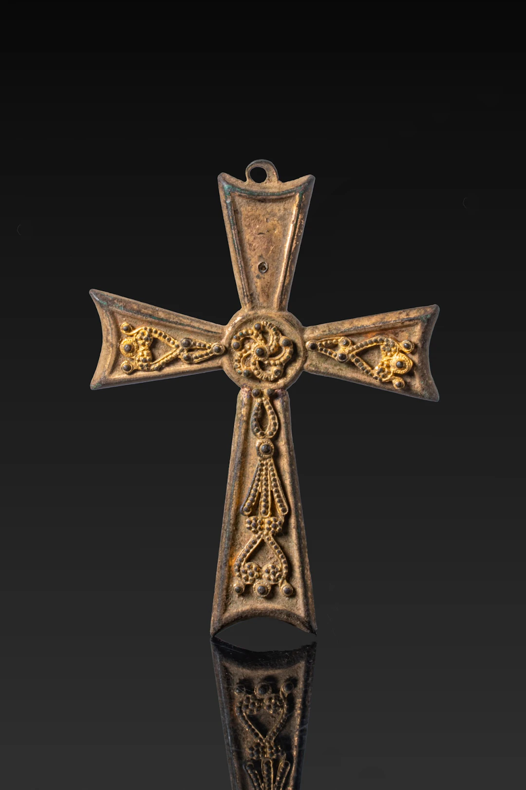 MEDIEVAL GOTHIC GILT-BRONZE PATTÉE CROSS PENDANT