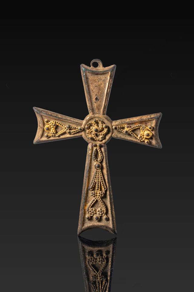 MEDIEVAL GOTHIC GILT-BRONZE PATT�E CROSS PENDANT