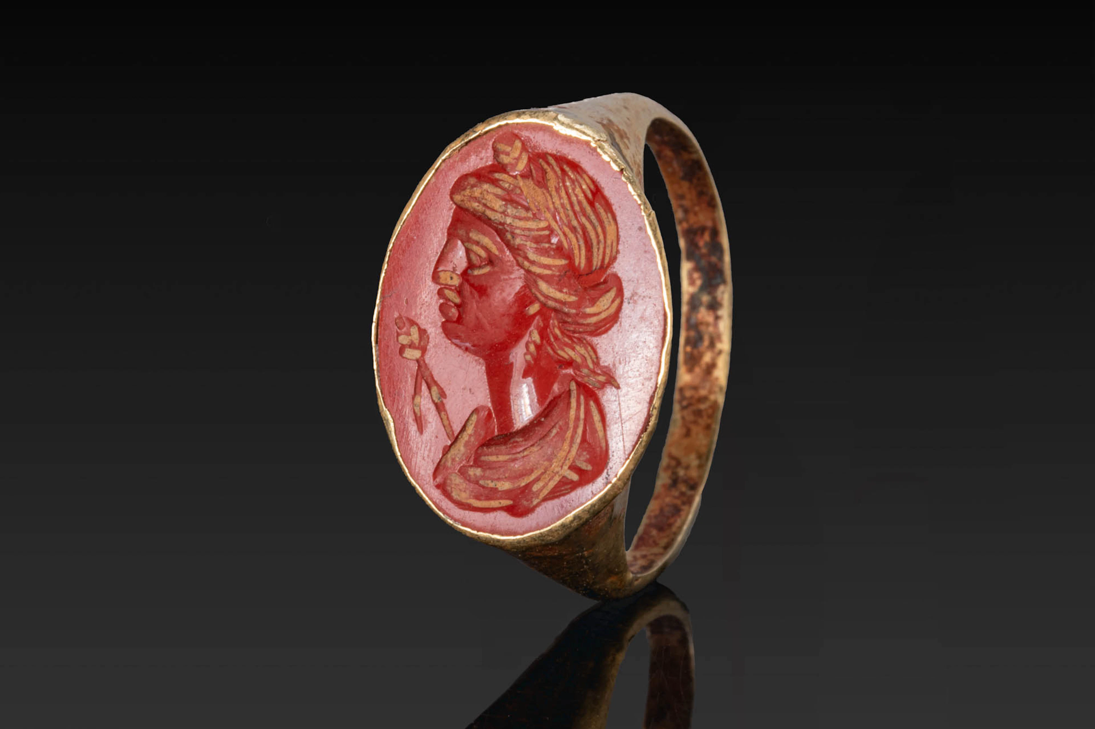 ROMAN GOLD RING WITH RED JASPER INTAGLIO OF CERES