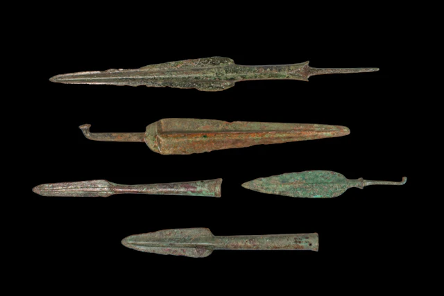 LARGE COLLECTION OF BRONZE AGE / EARLY GREEK PERIOD BRONZE DAGGERS
