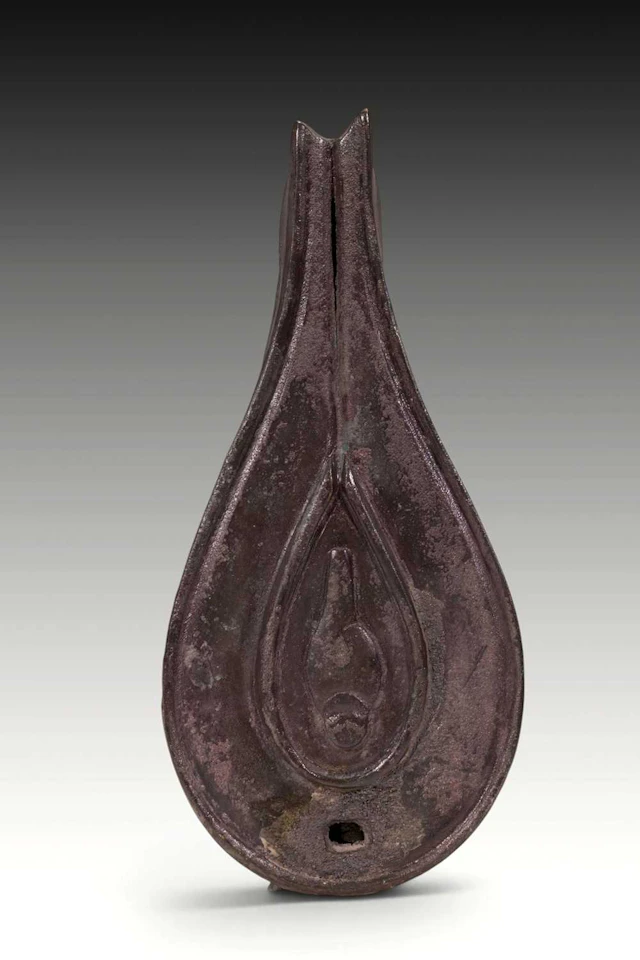 BUDDHIST BRONZE OIL LAMP WITH HEAD OF BUDDHA
