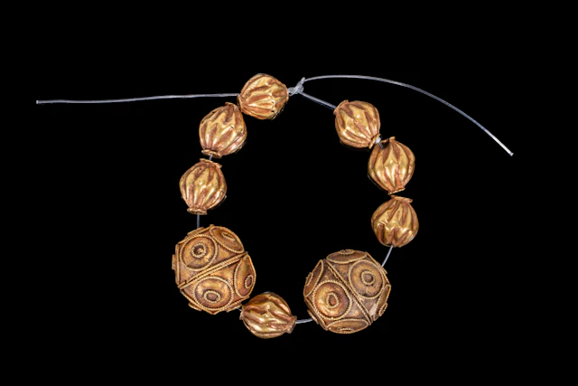 COLLECTION OF GREEK GOLD BEADS
