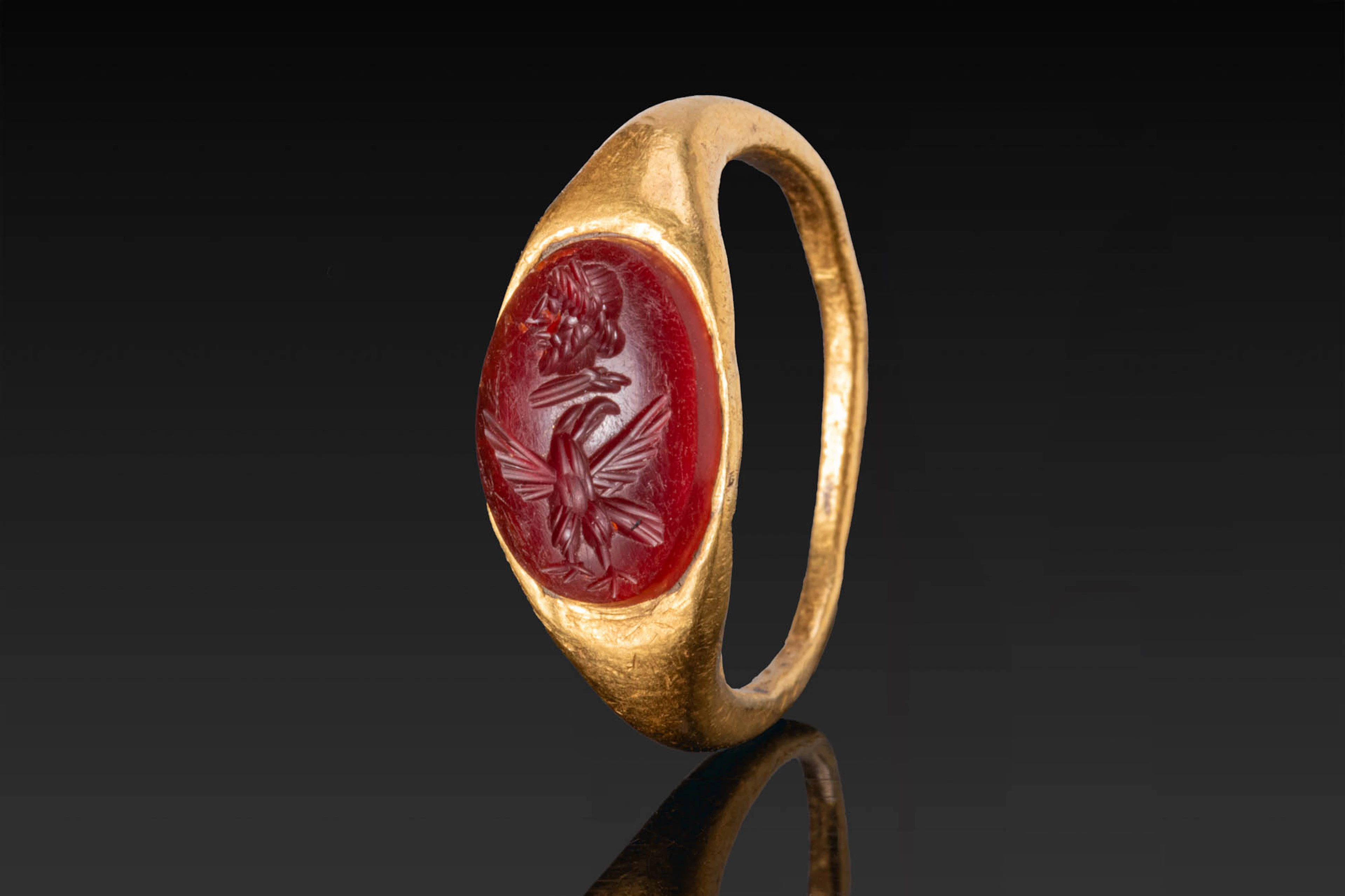 ROMAN GOLD RING WITH CARNELIAN INTAGLIO OF JUPITER AND EAGLE