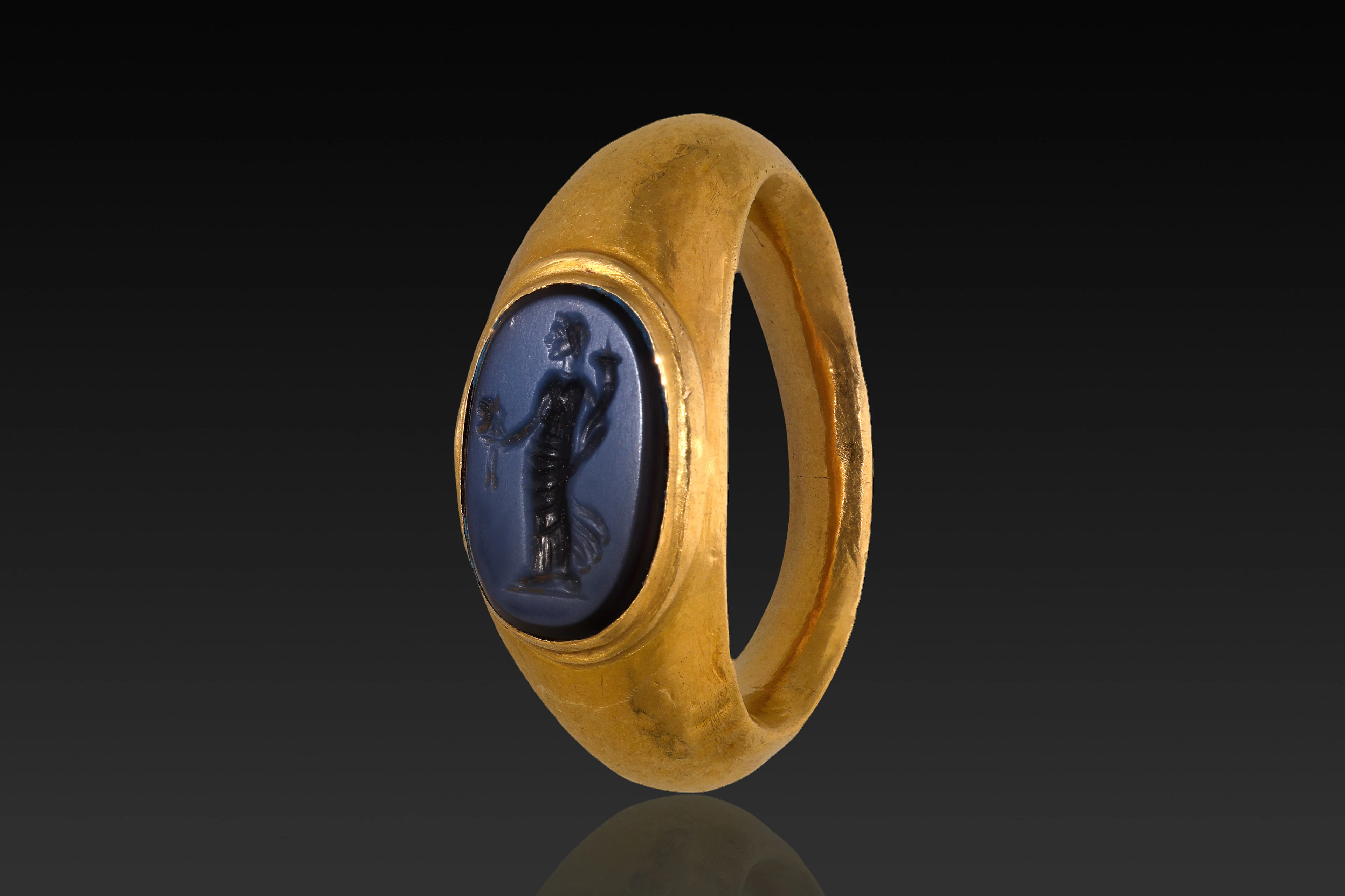 ELEGANT ROMAN GOLD RING WITH AGATE INTAGLIO OF VICTORY