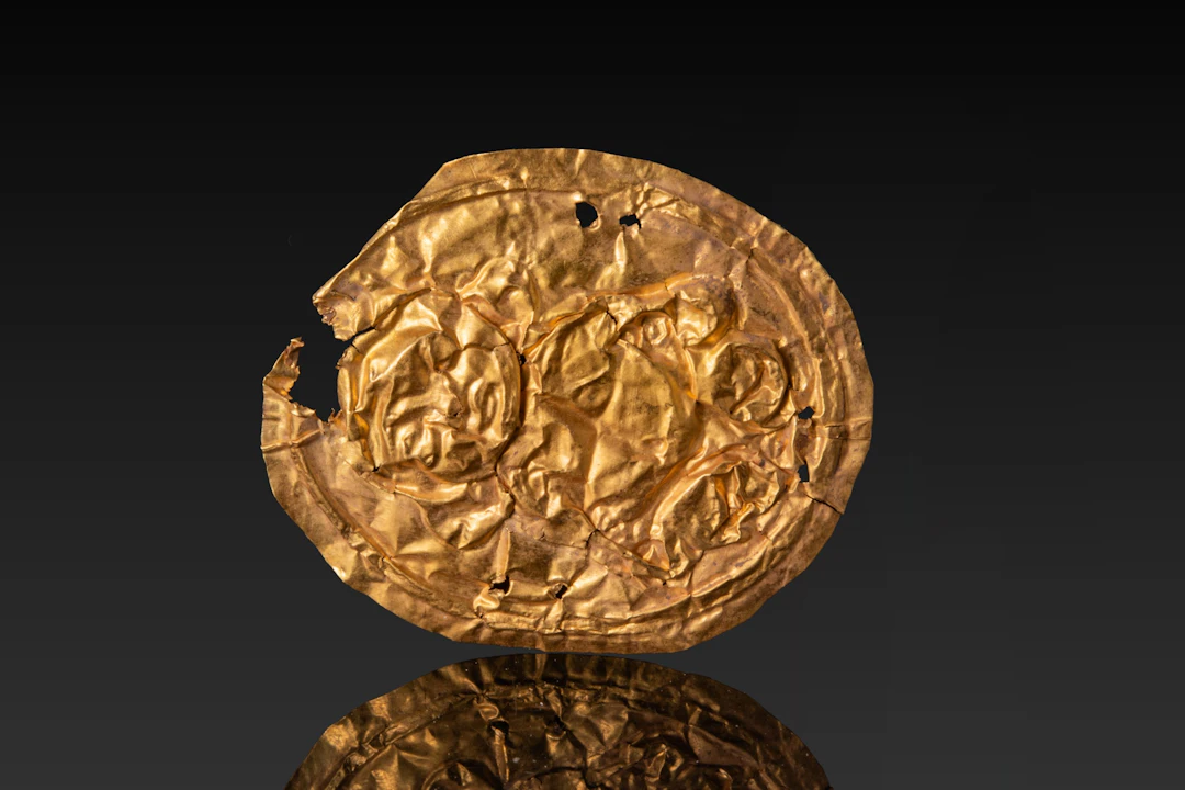 GREEK HIGH KARAT GOLD MEDALLION WITH SPIRALS